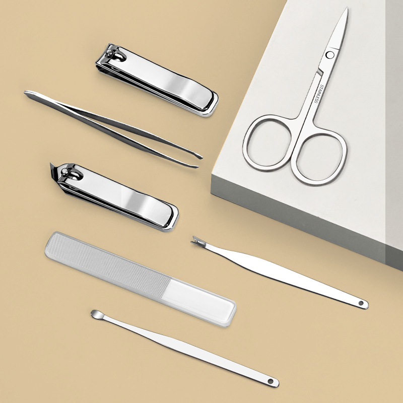 A 7-piece nail clipper set 4
