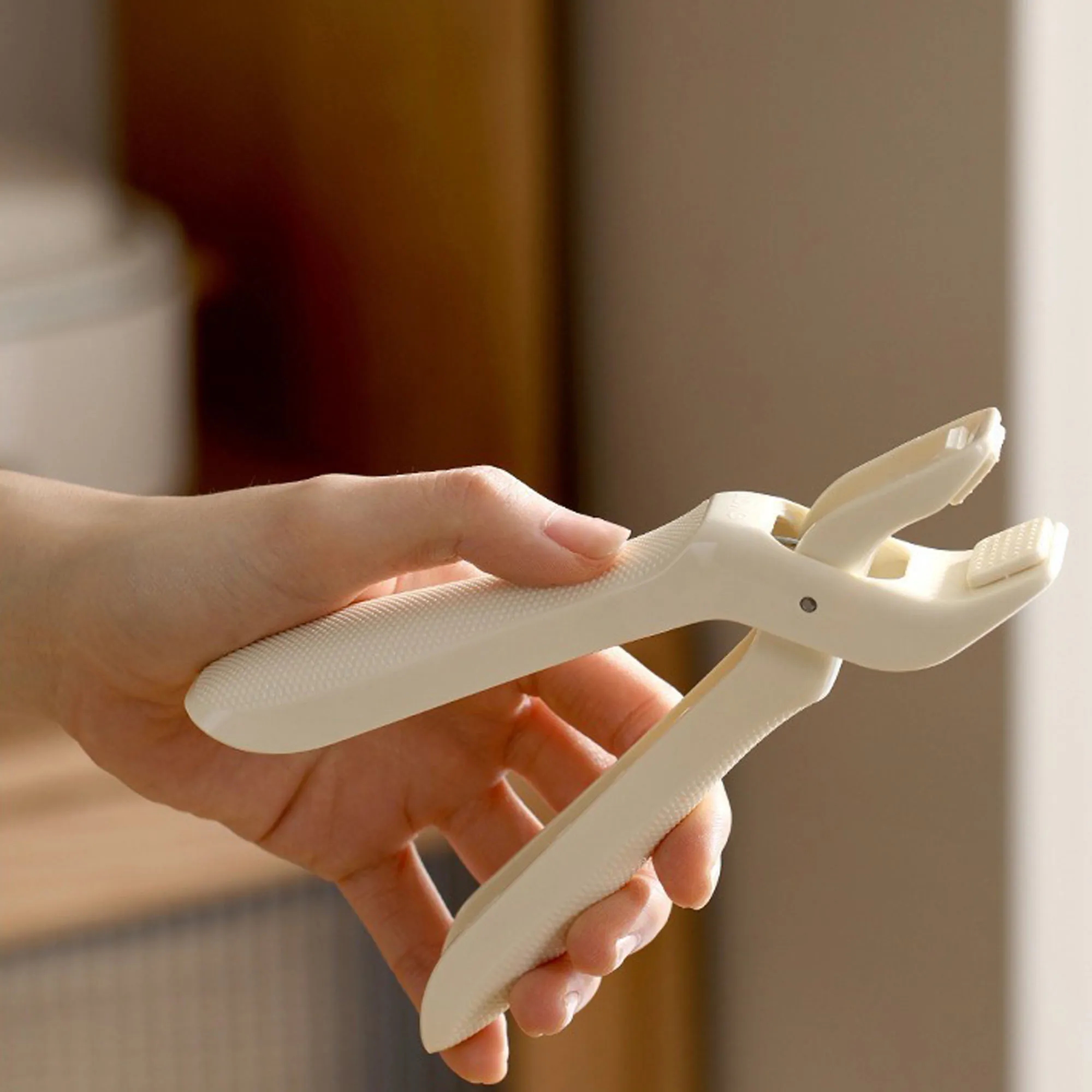 Heat-Resistant Tongs 2