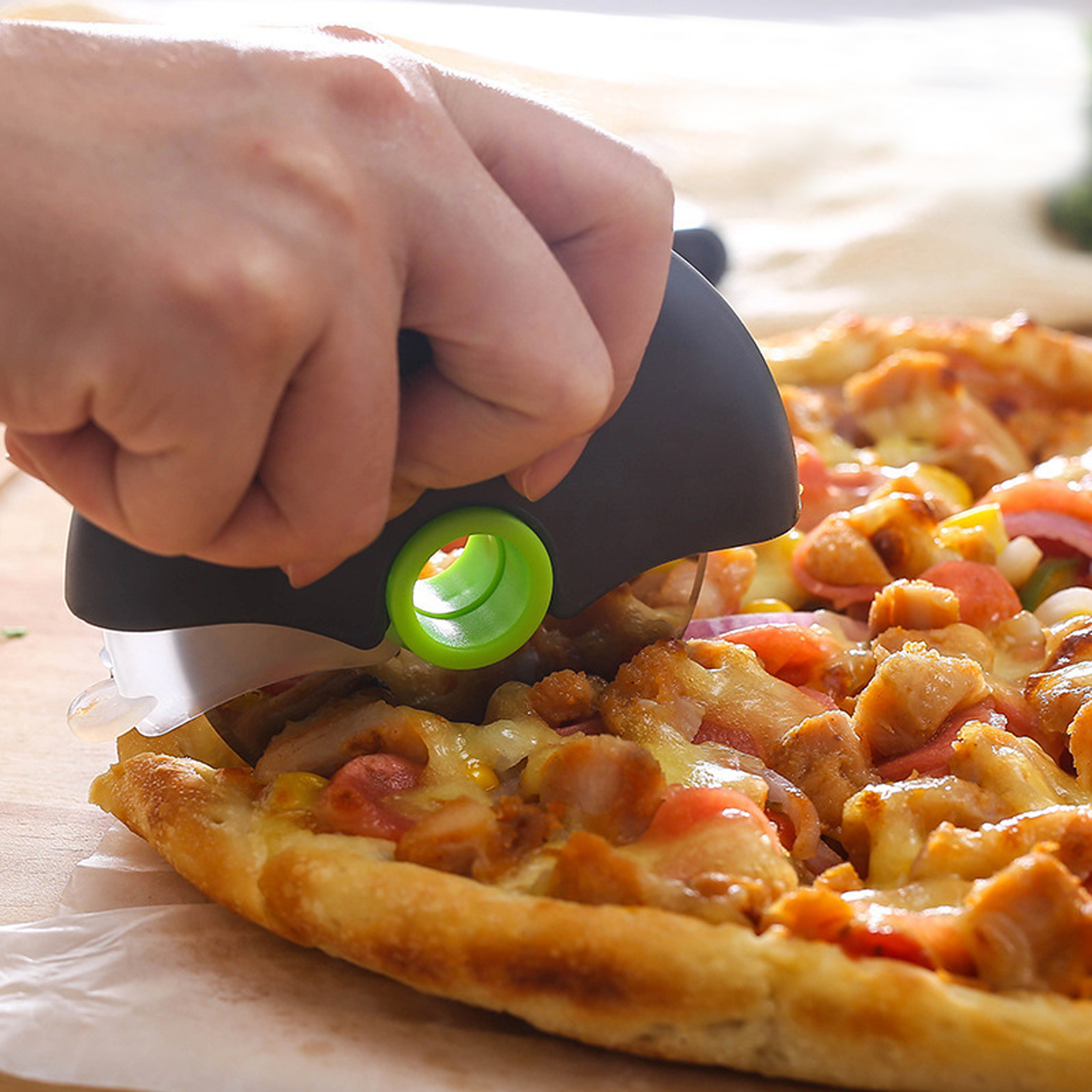 Round Roller Pizza Knife 1