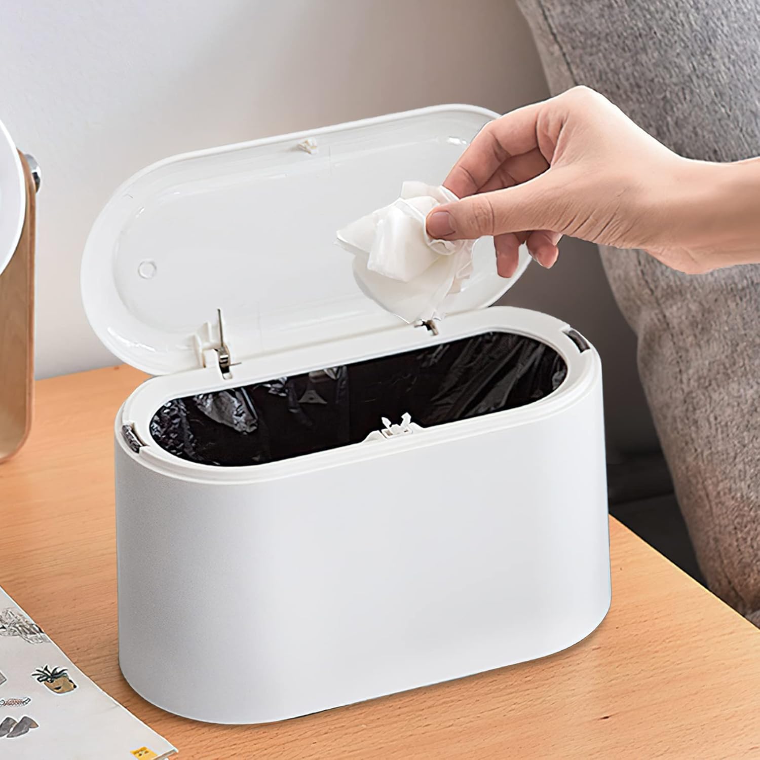 Mini Trash Can with Lid 18
