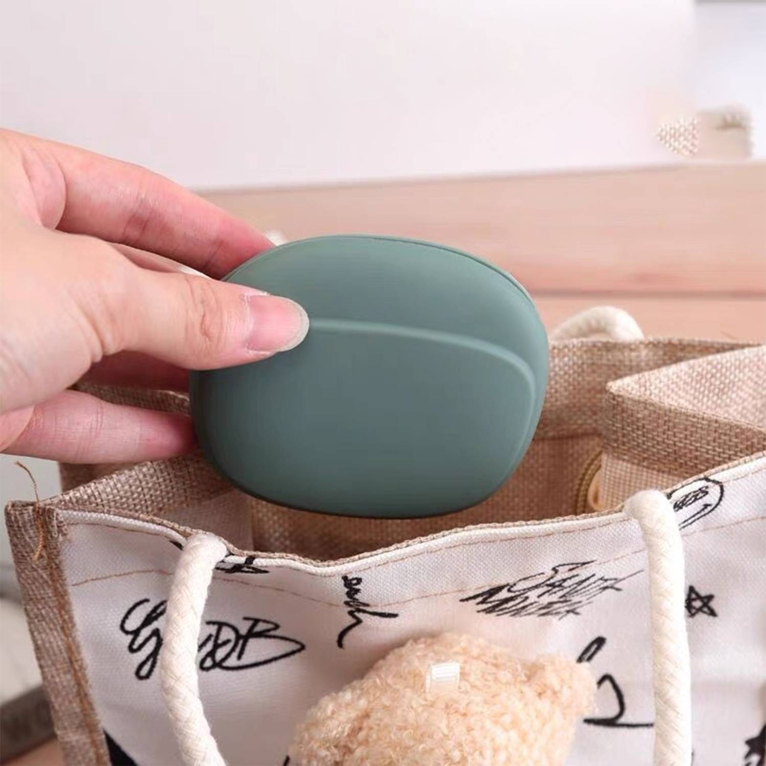 Silicone earphone storage bag 1