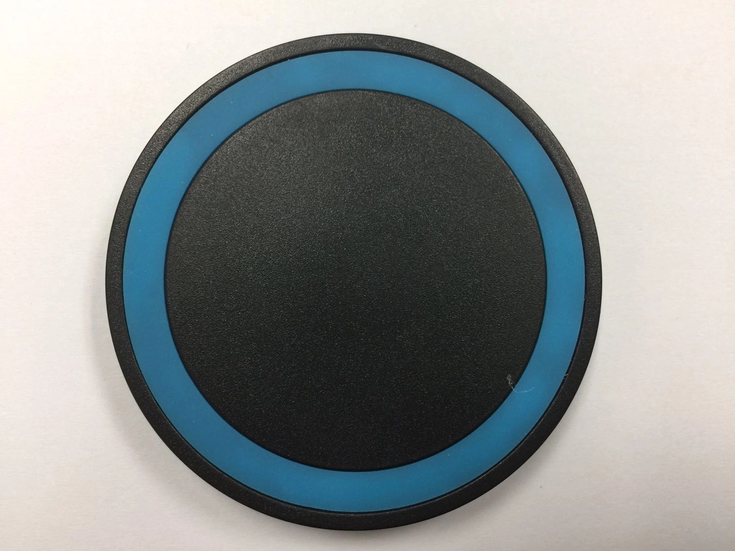 10W universal wireless charging pad for Qi-compat. devices 18