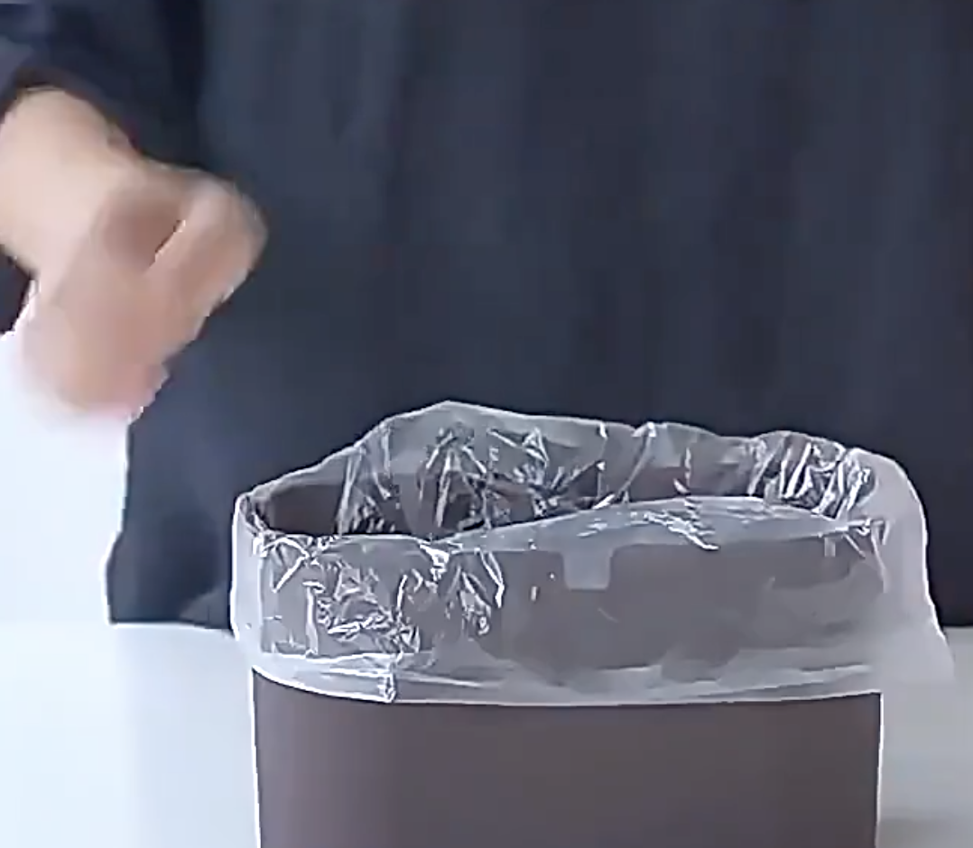 Mini Trash Can with Lid 4