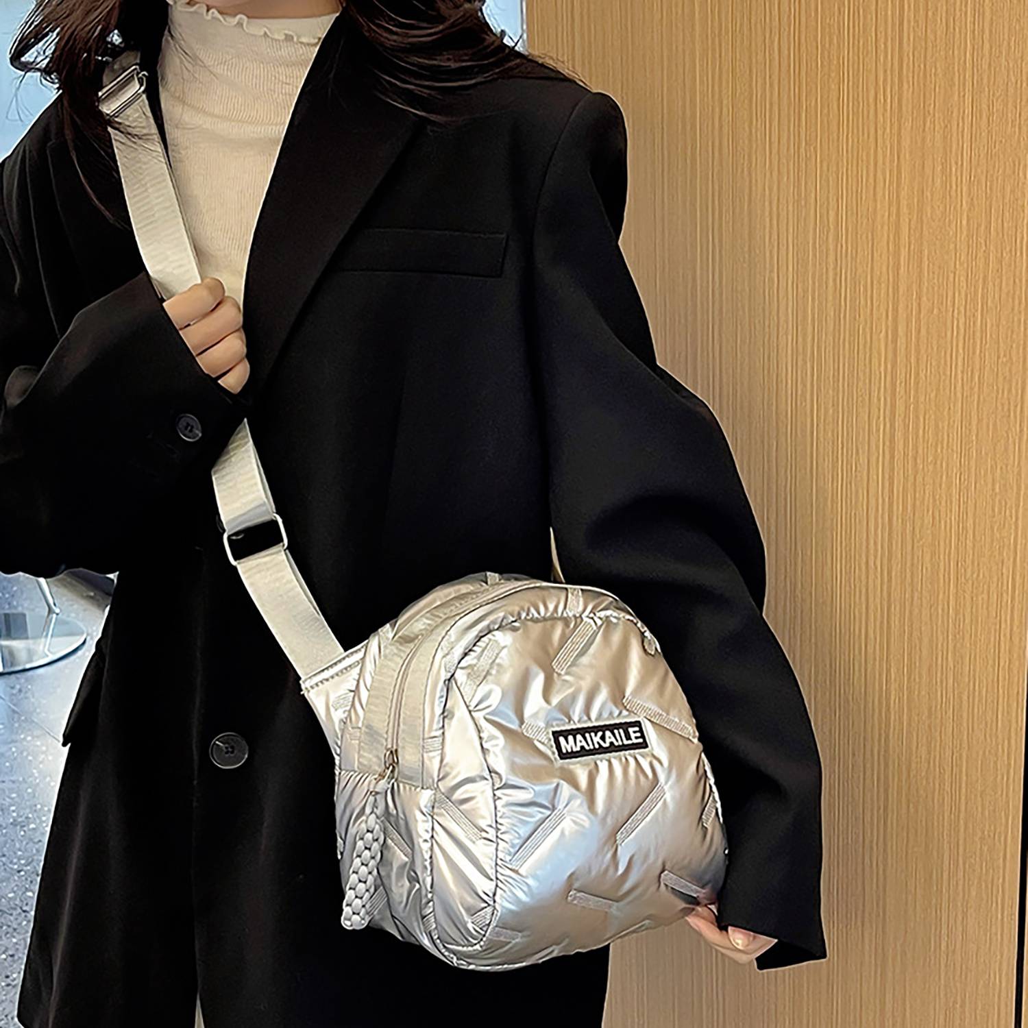 Comfortable Shell-Shaped Crossbody Bag 9