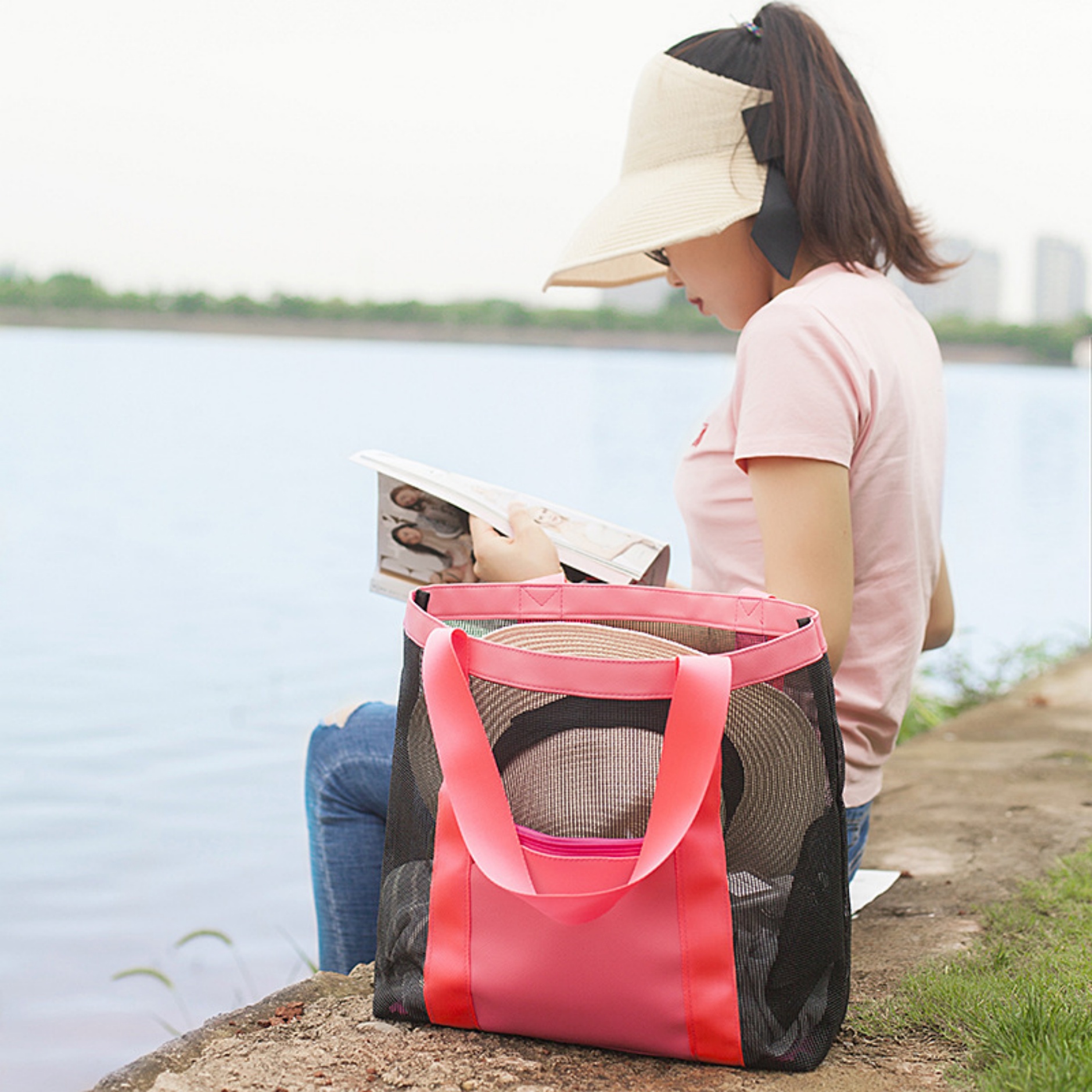 Foldable Mesh Beach Shoulder Bag with Front Zipper Pocket 2