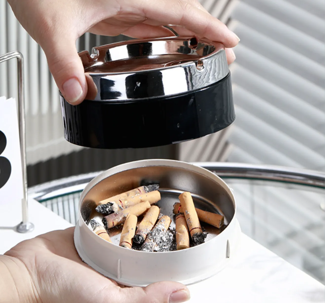 Portable Stainless Steel Odorless Windproof Ashtray With Lid 2