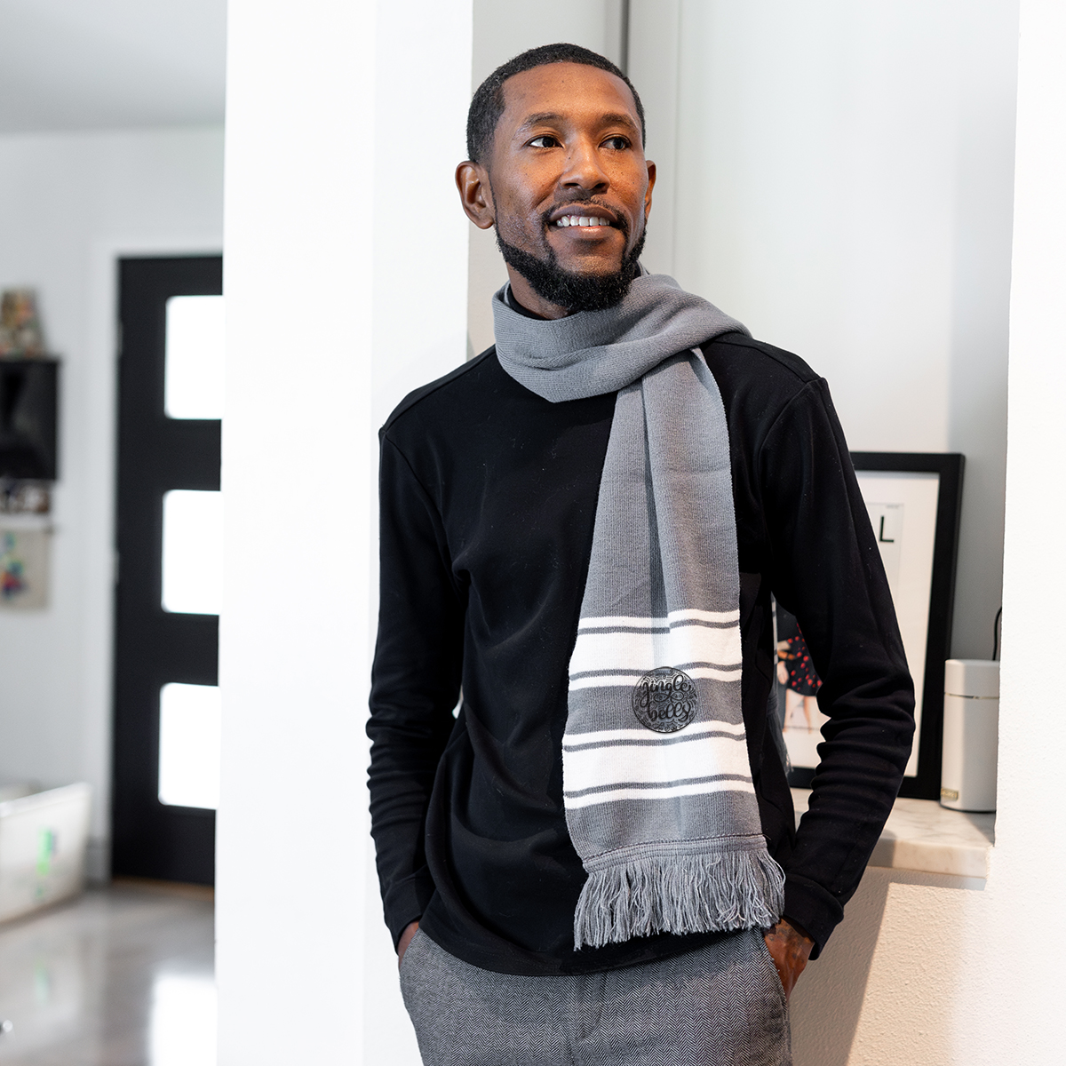 Two-Tone Knit Scarf With Fringe 8