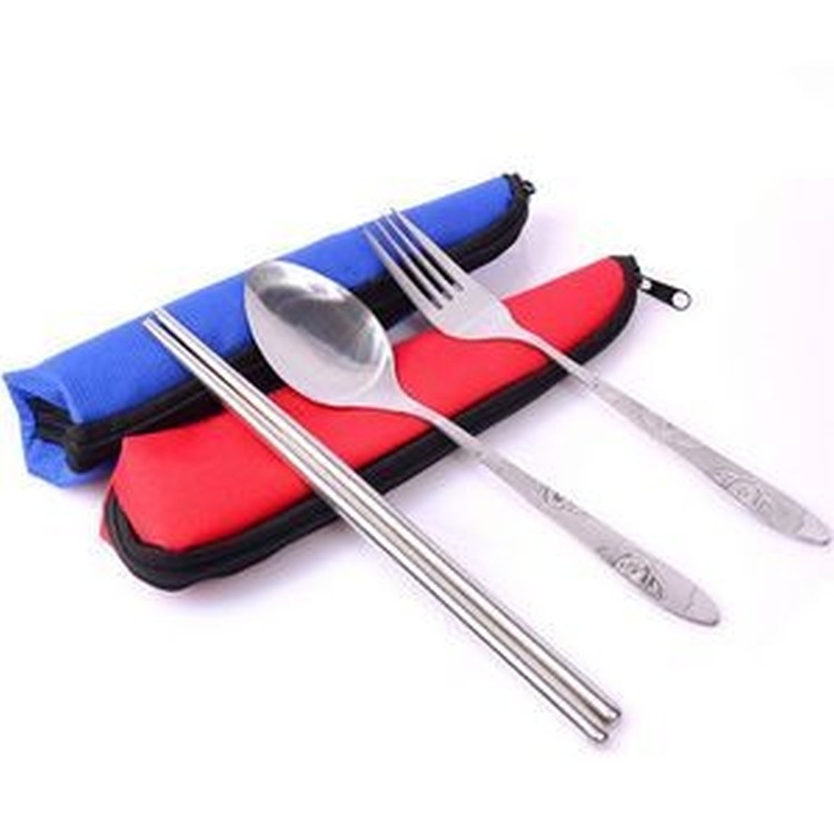 Dinnerware Set w/ Triangular Case 1