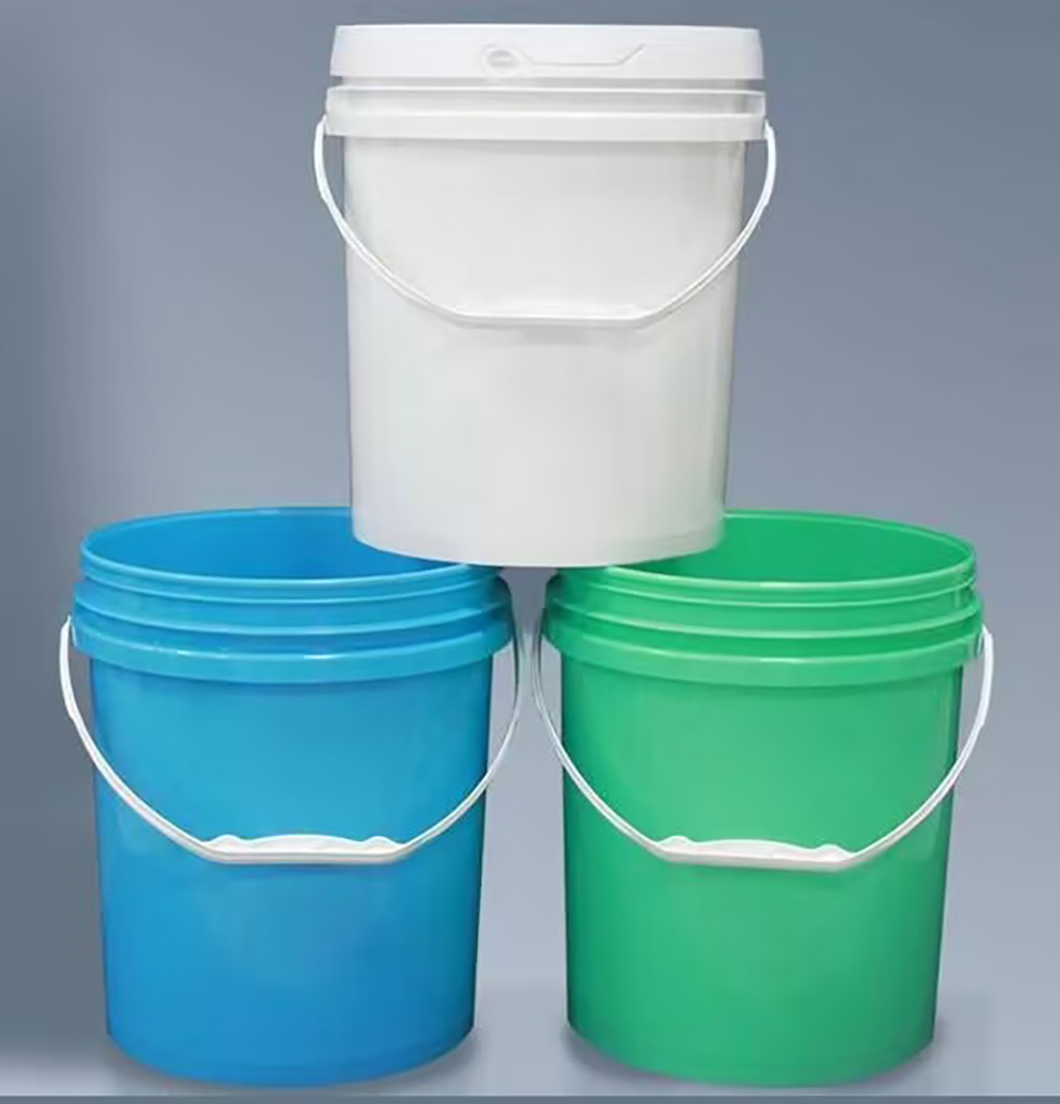 5 Gallon Bucket with Handle 1