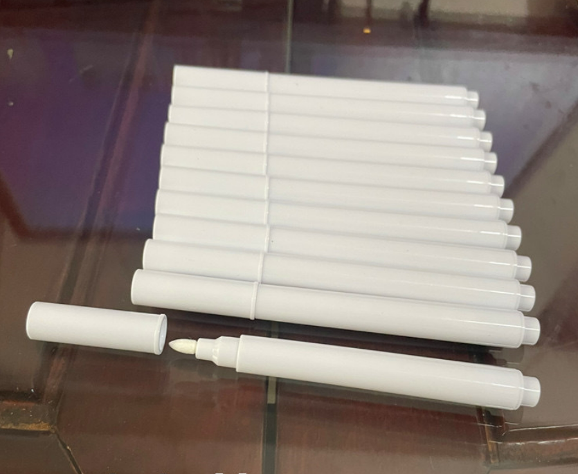 White Liquid Chalk Marker 2