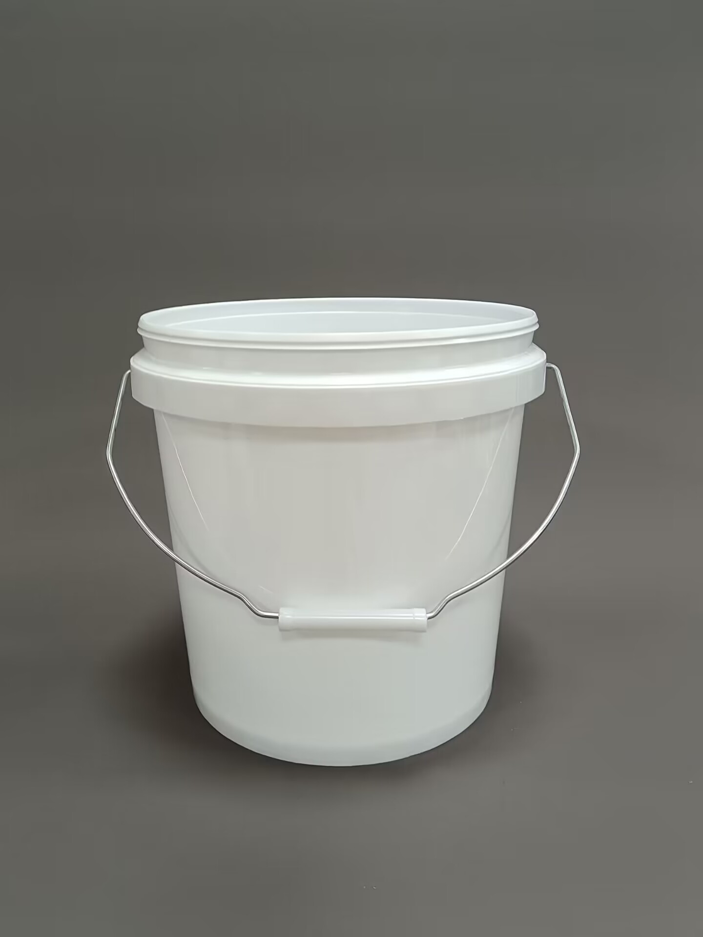 10L Plastic Bucket with Handle 1