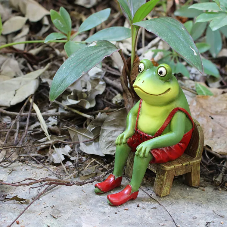 Cute Resin Frog Sculpture 2