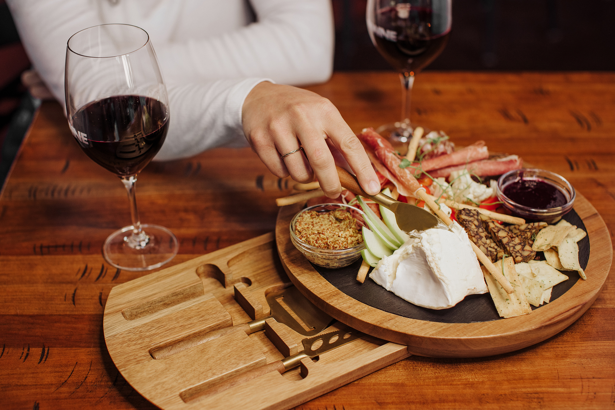 Insignia Acacia and Slate Serving Board with Cheese Tools 4
