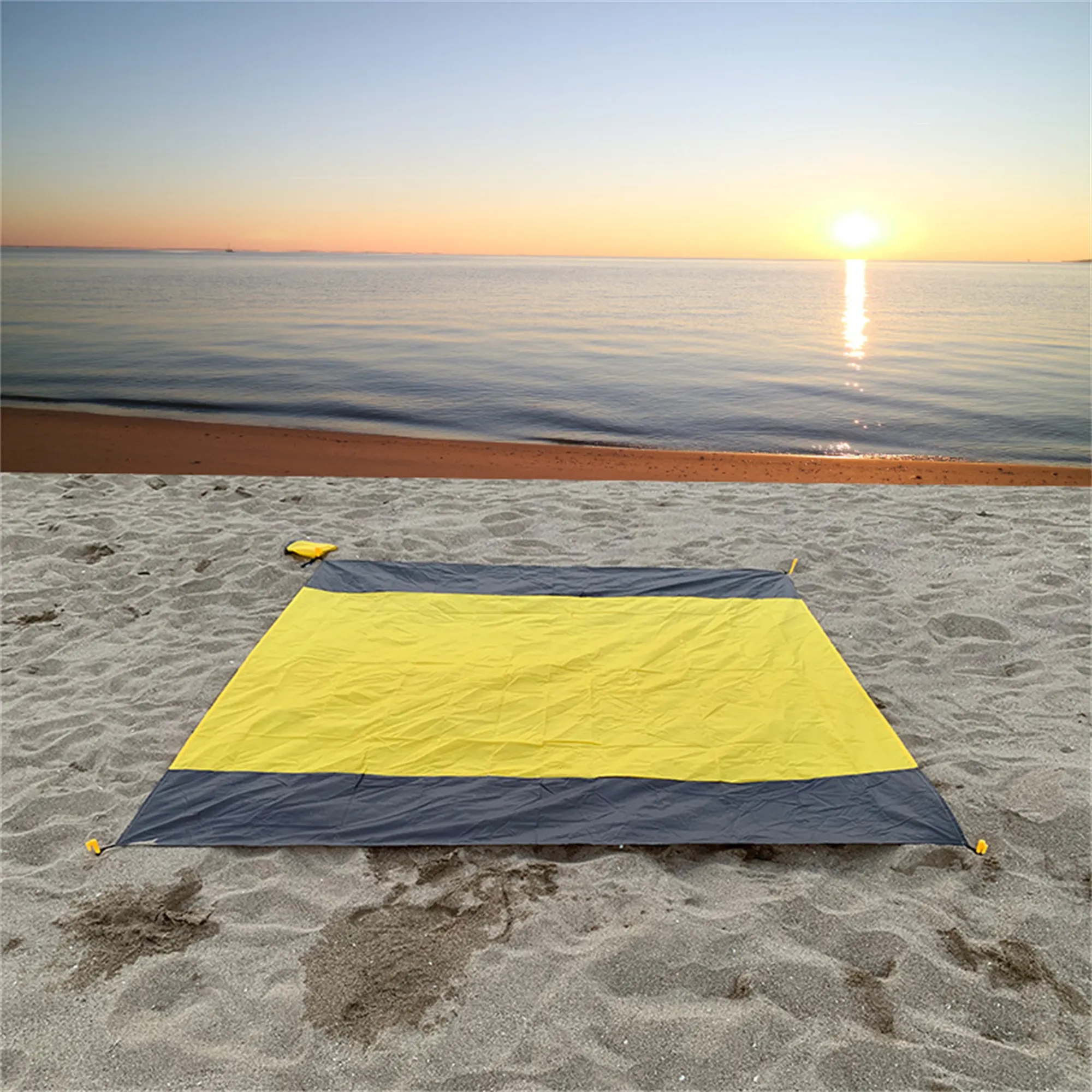 Waterproof Sandproof Foldable Beach Blanket Mat 9