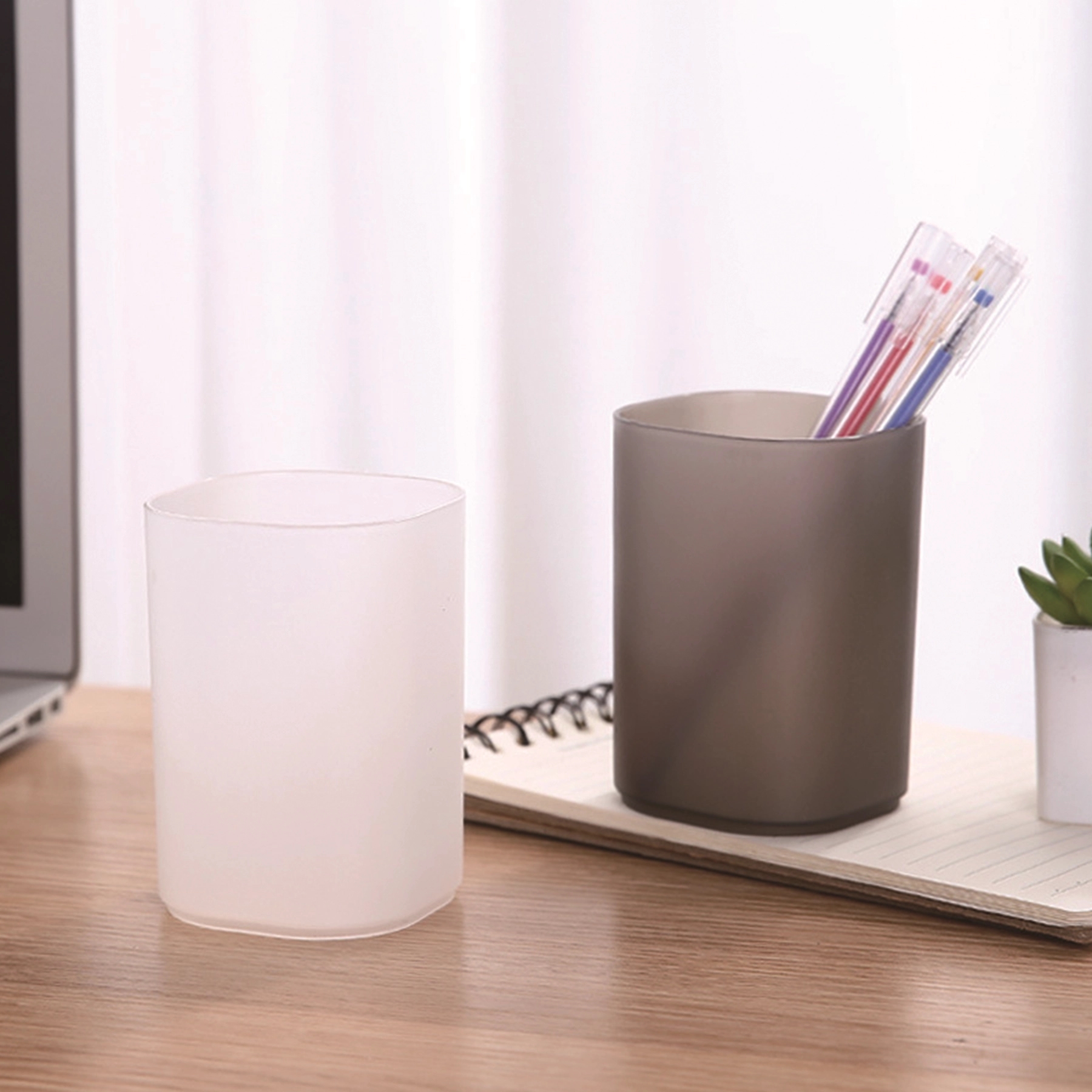 Round Pen Holder 2