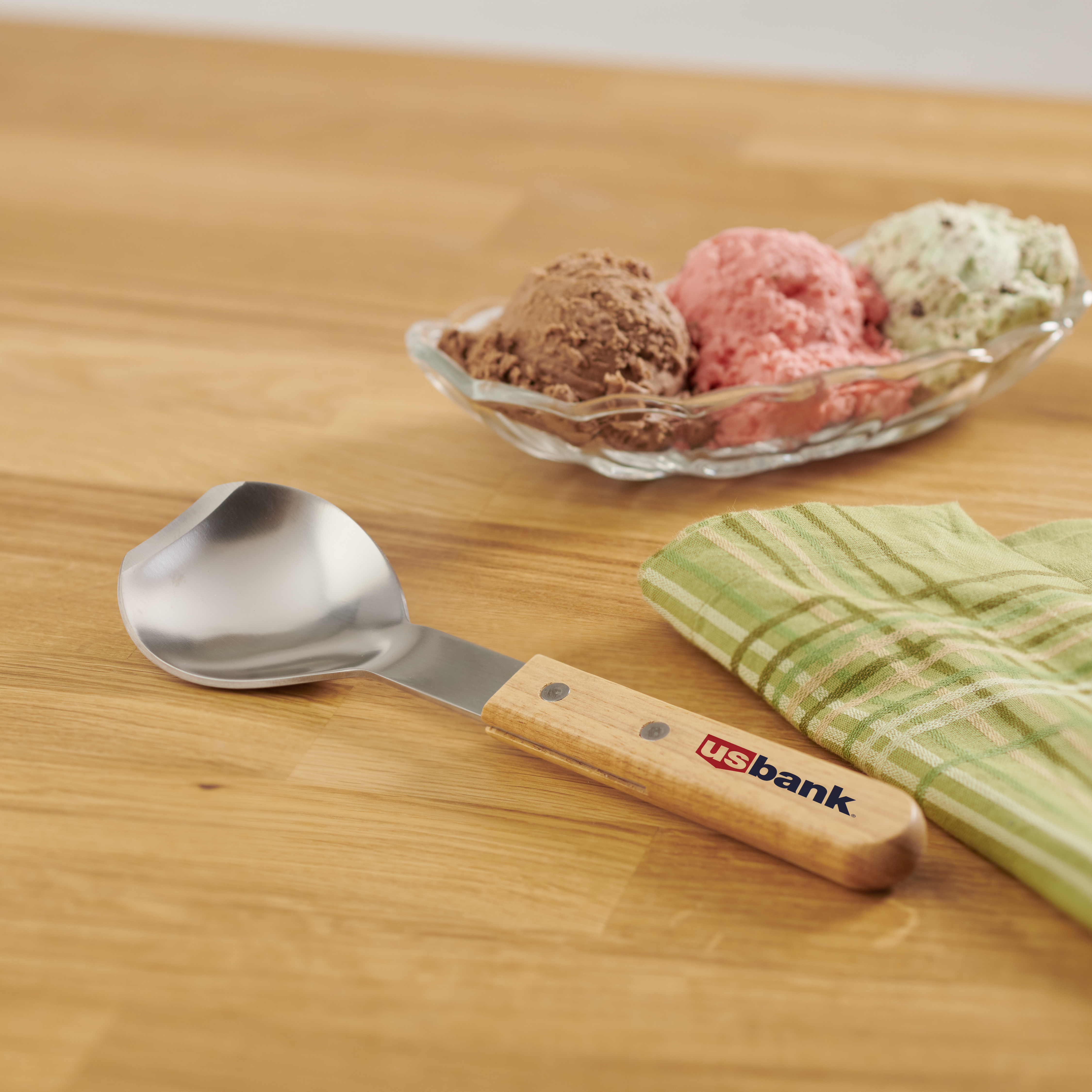 Arctic Scoop With Wood Handle 5