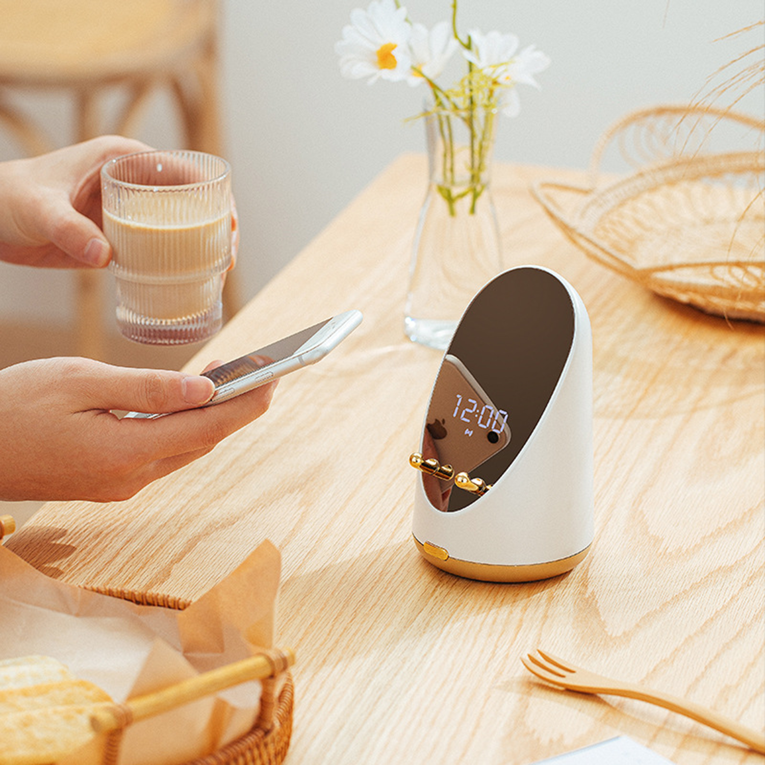 Retro Bluetooth Speaker Smartphone Holder 1