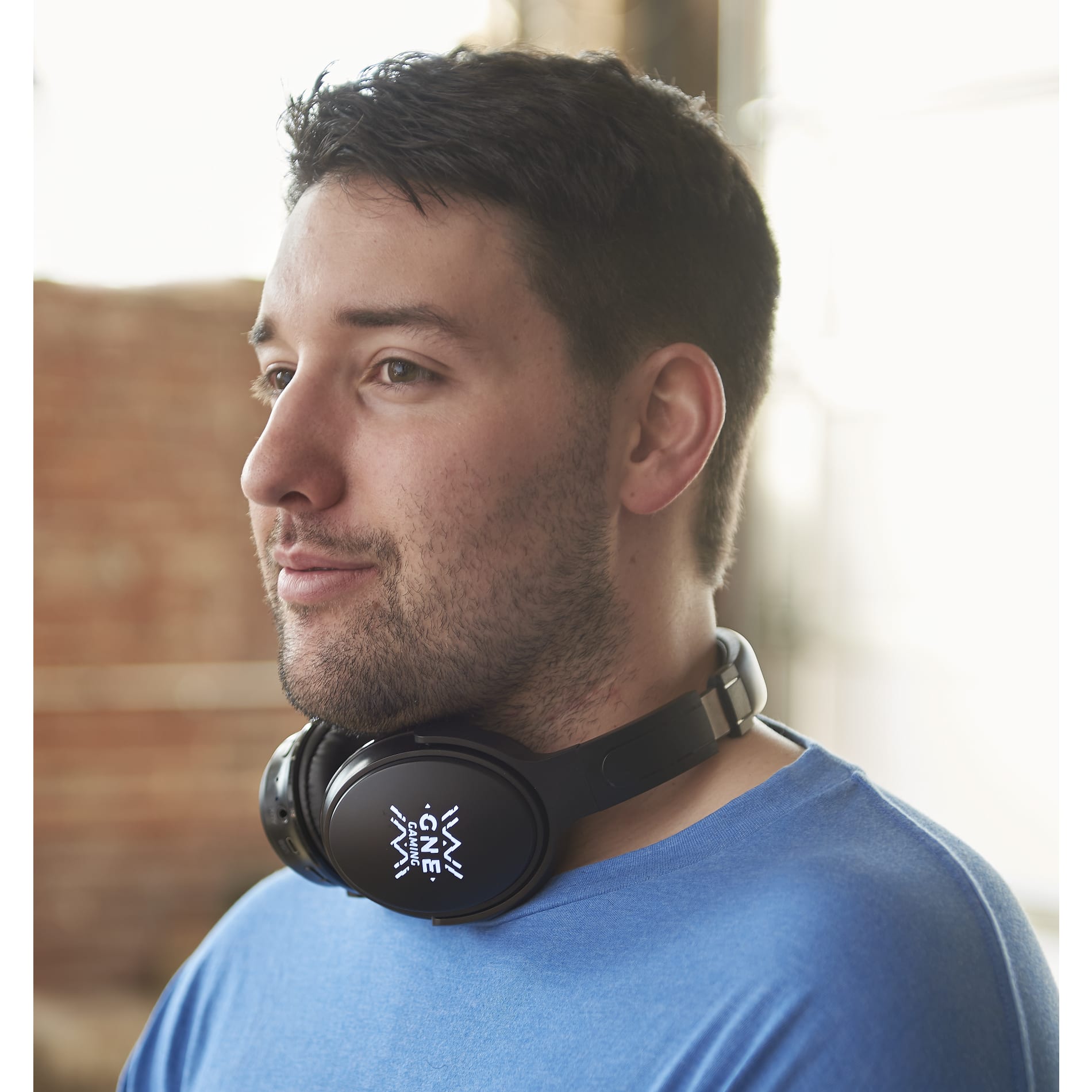 Light Up Logo Bluetooth Headphones 9