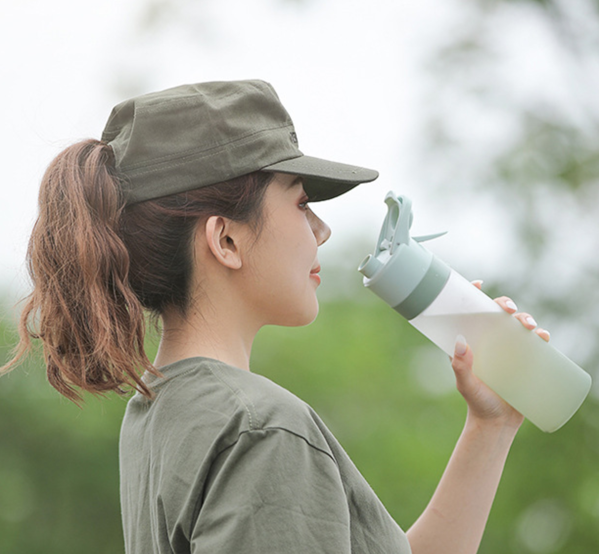 24 oz Multifunctional Sports Spray Bottle 4