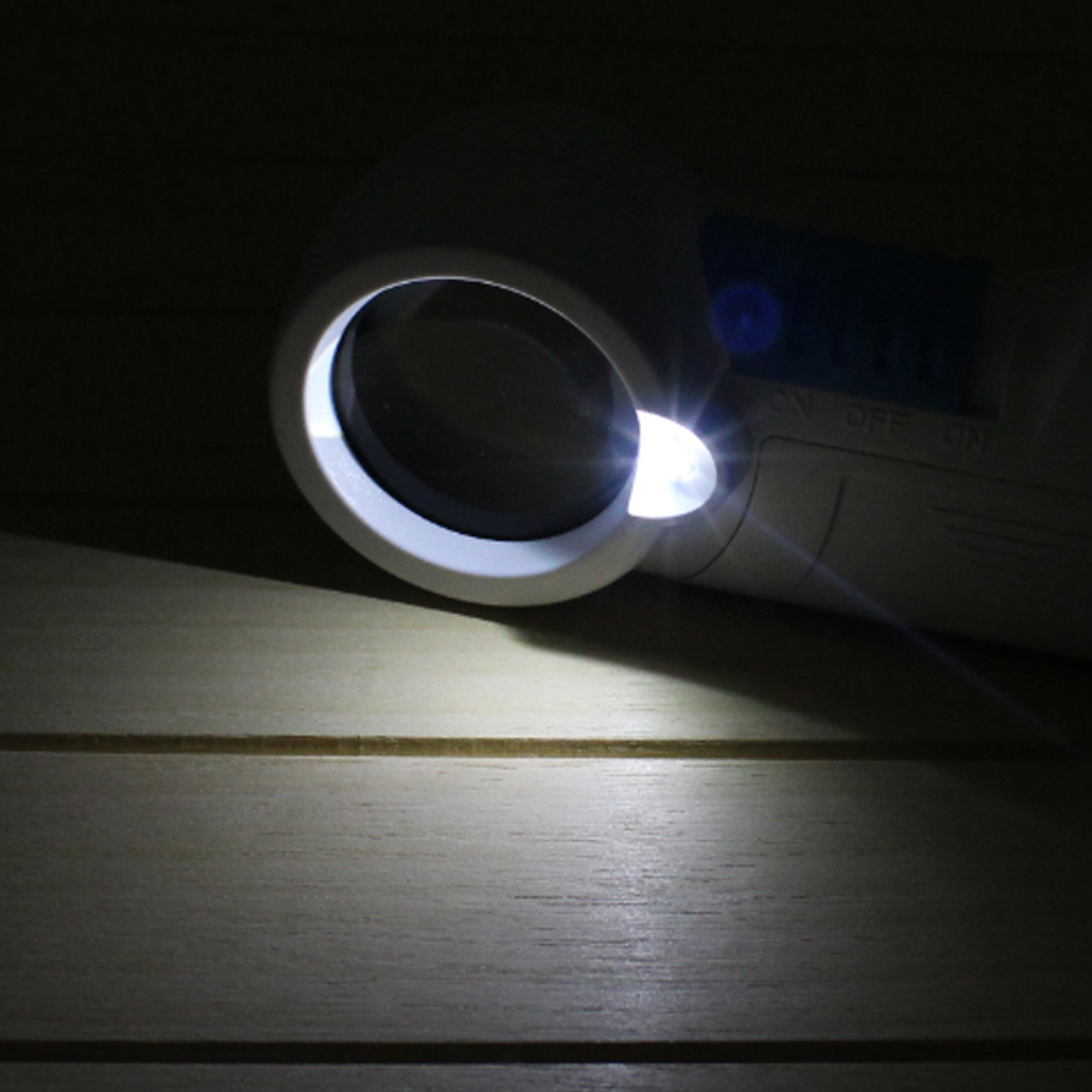 LED Lighted Handheld Magnifier with Ergonomic Grip 3