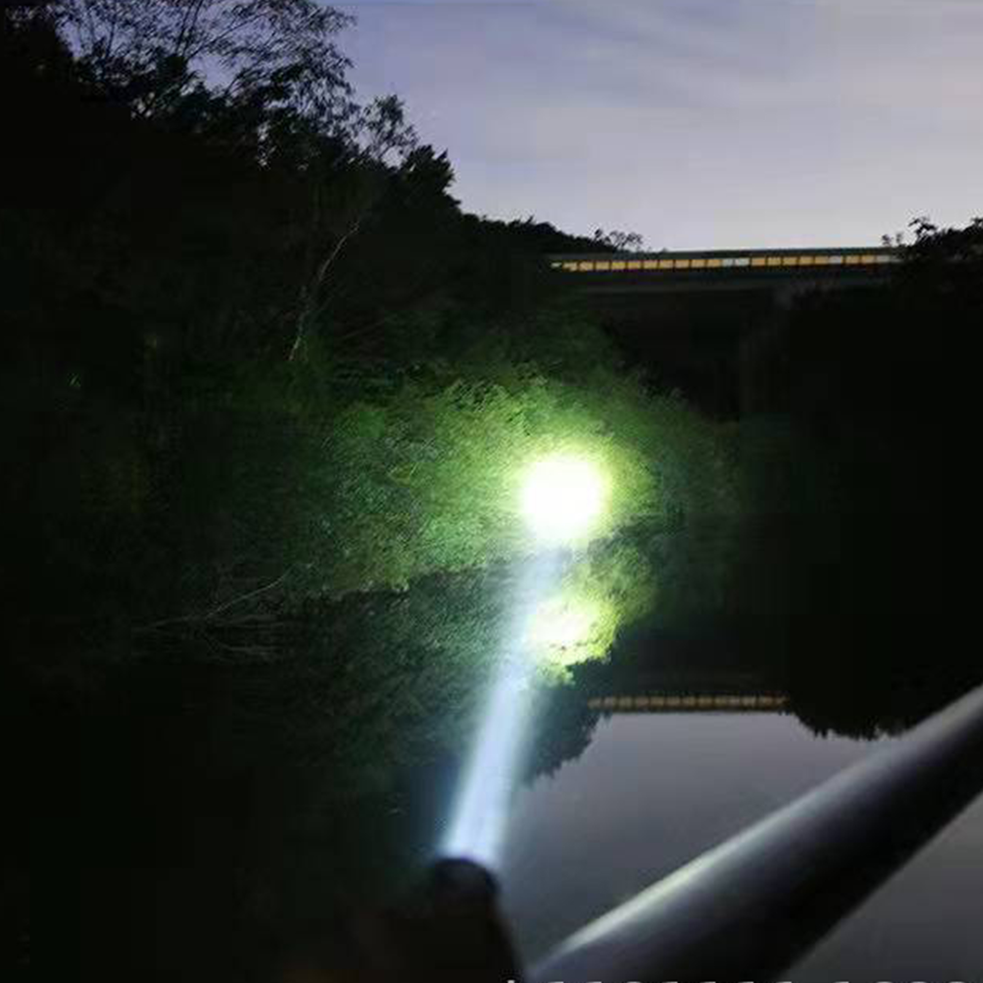 Rechargeable Zoomable LED COB Flashlight 9
