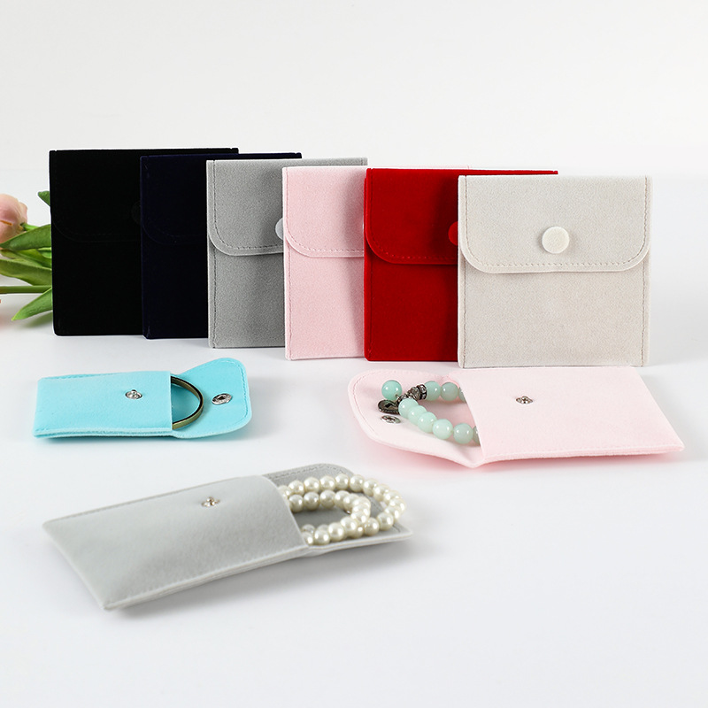 Double-sided flannel can be used to put jewelry in a snap bag 1