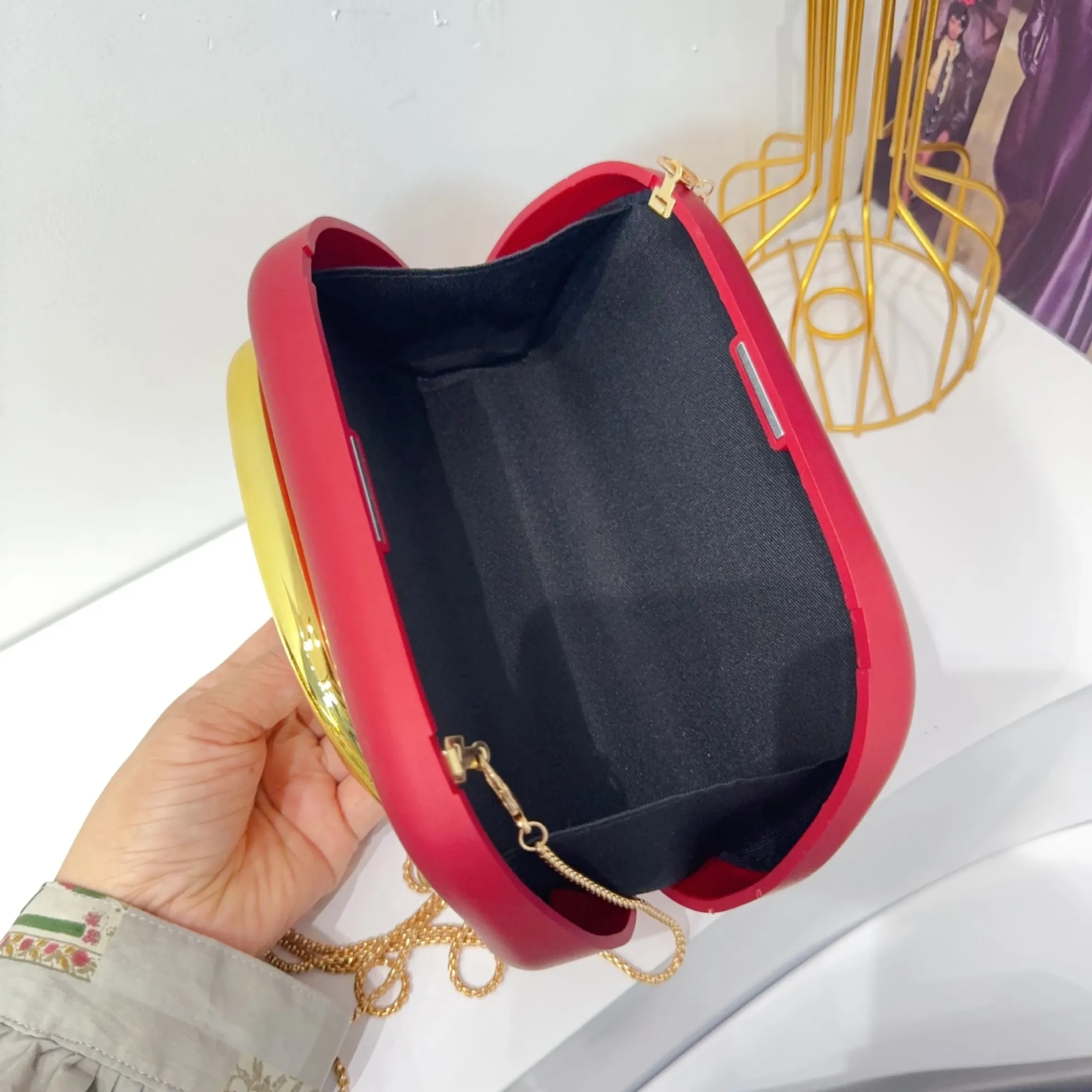 Carrying a metal handle with a single-shoulder crossbody 2