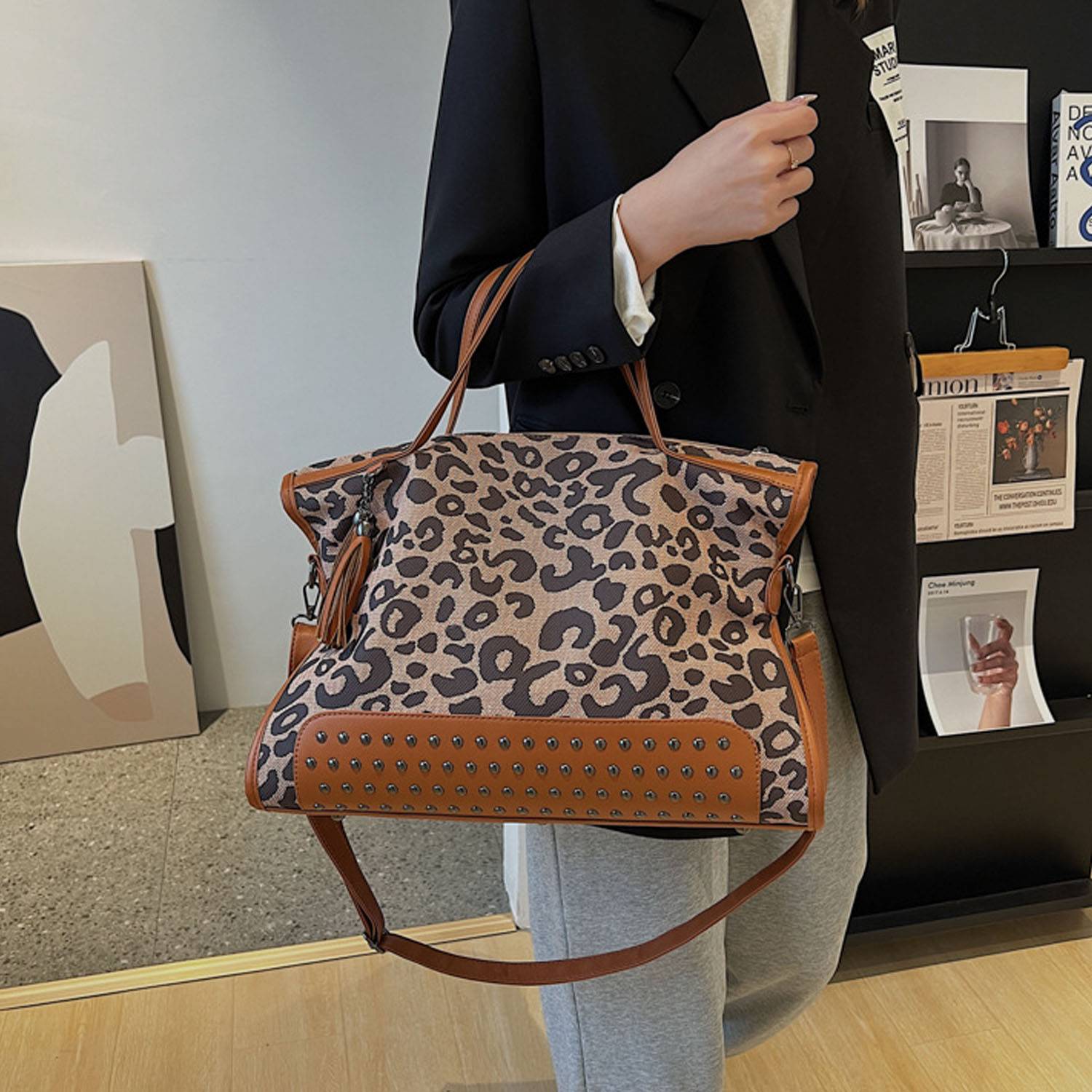 Leopard print single-shoulder bag 5