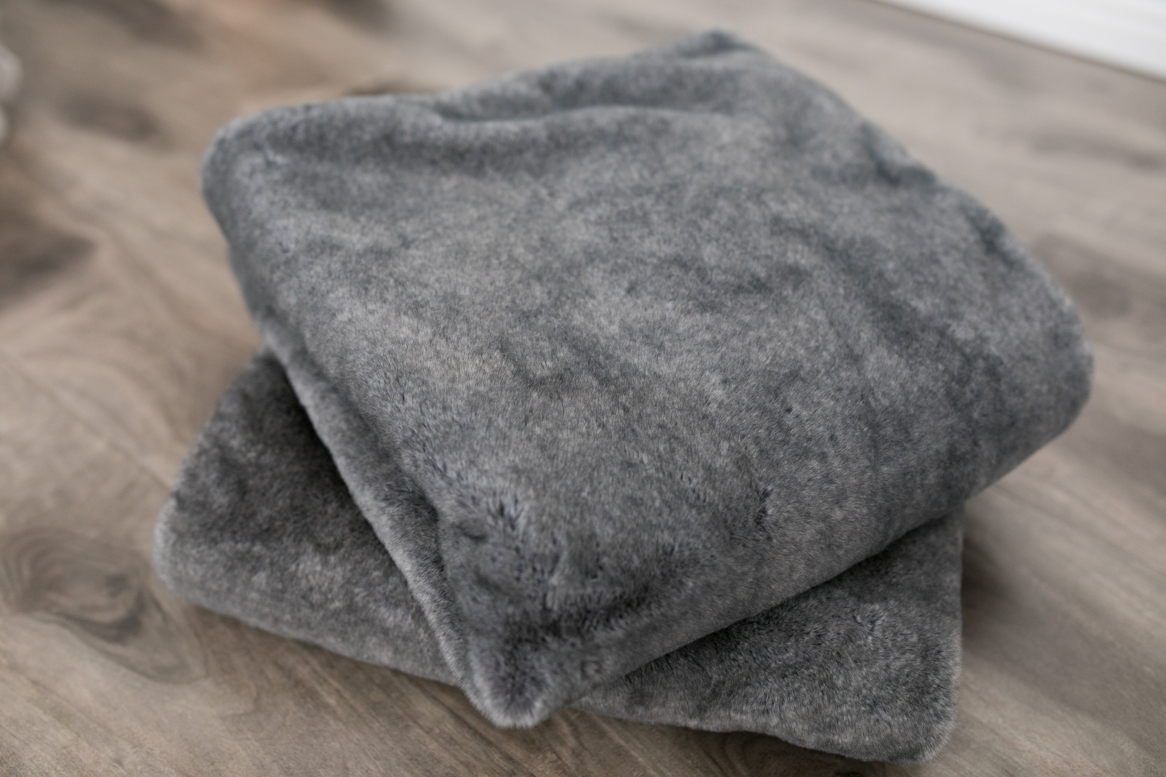 Grand Faux Fur Chinchilla-XL Luxury Blanket (60x80) 2