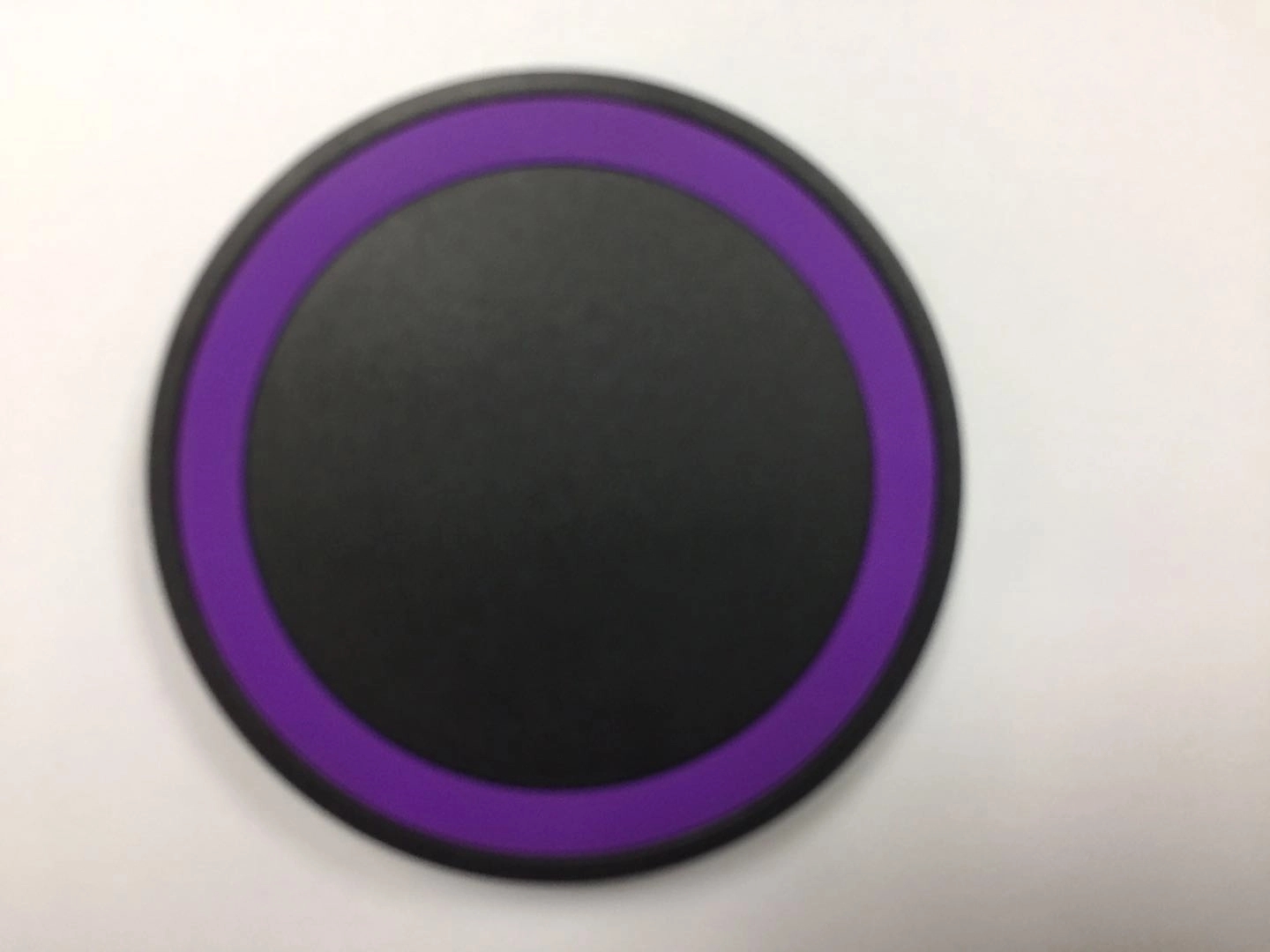 10W universal wireless charging pad for Qi-compat. devices 1