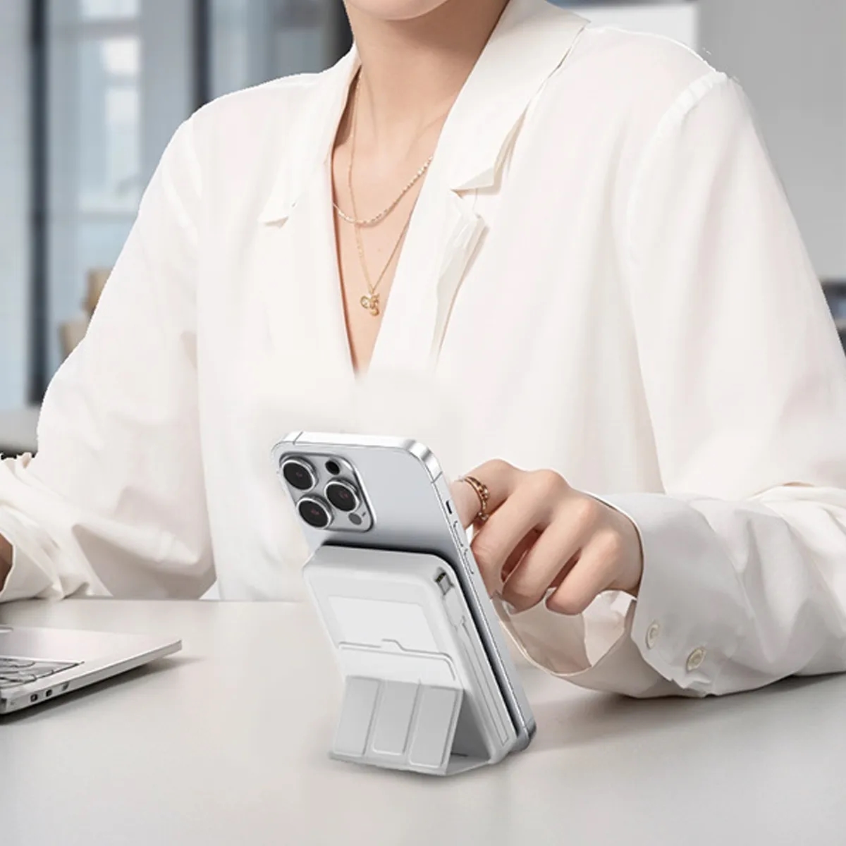 Magnetic Wireless Power Bank 10000 mAh with Stand 3