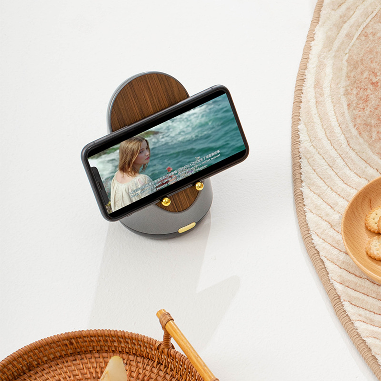 Retro Bluetooth Speaker Smartphone Holder 2