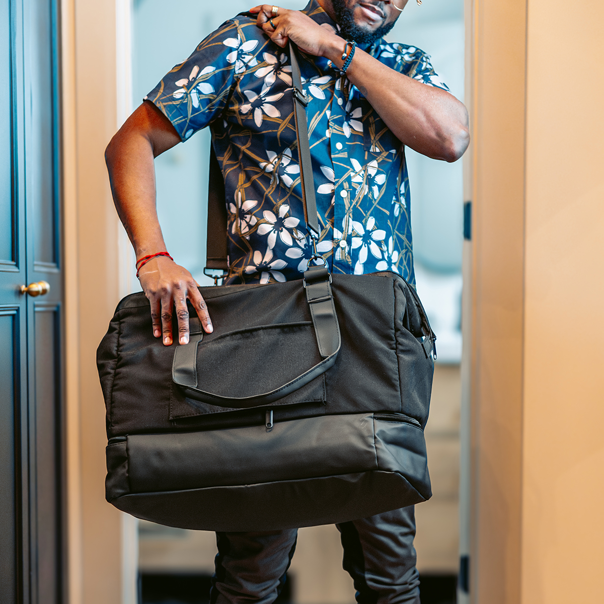 The Weekender Travel Bag With Drop Bottom 9