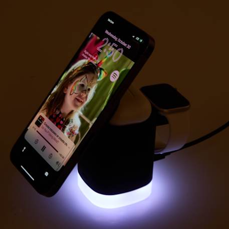 Glow 3-in-1 15W MagClick™ Wireless Charging Stand 11