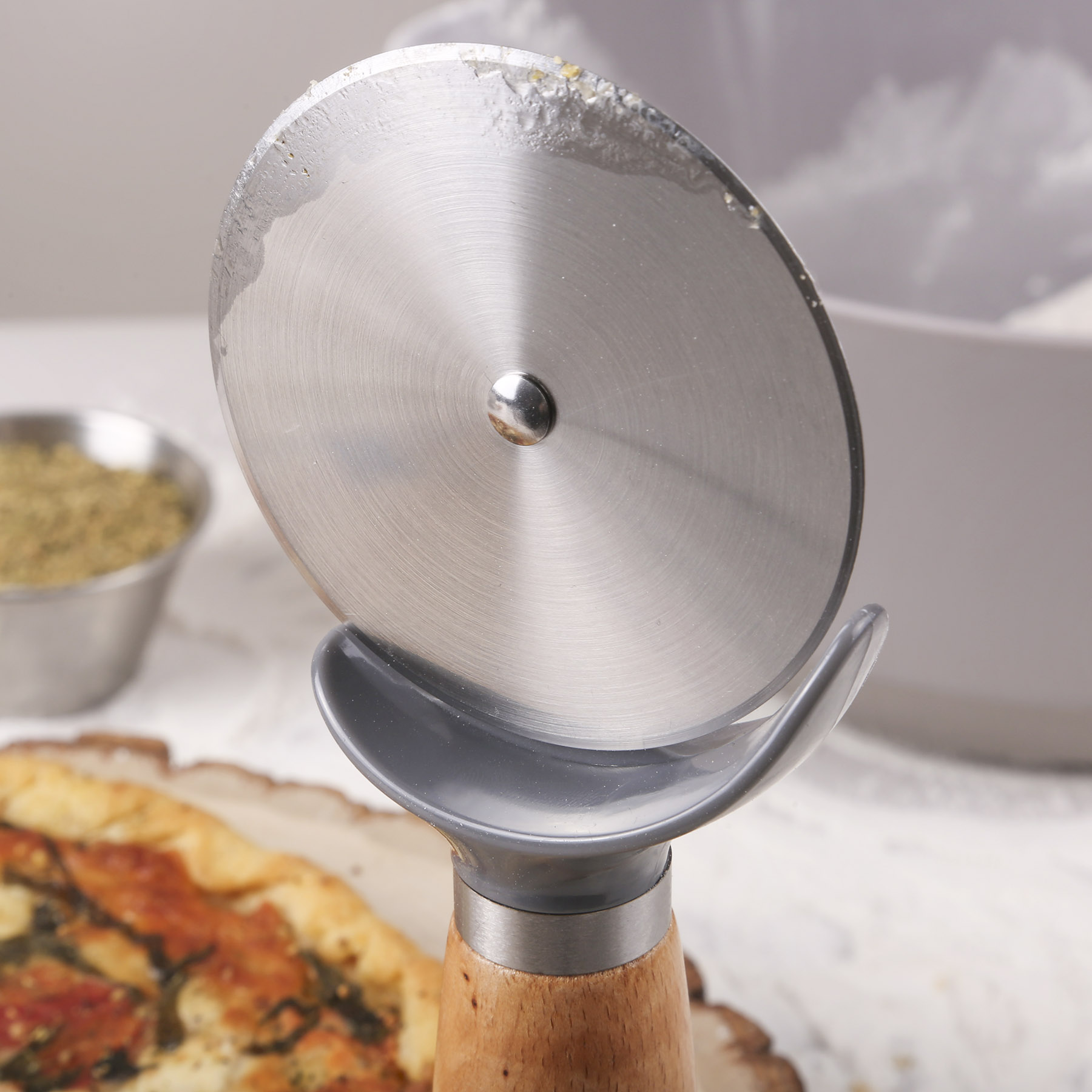 reGen Beechwood Pizza Cutter 3
