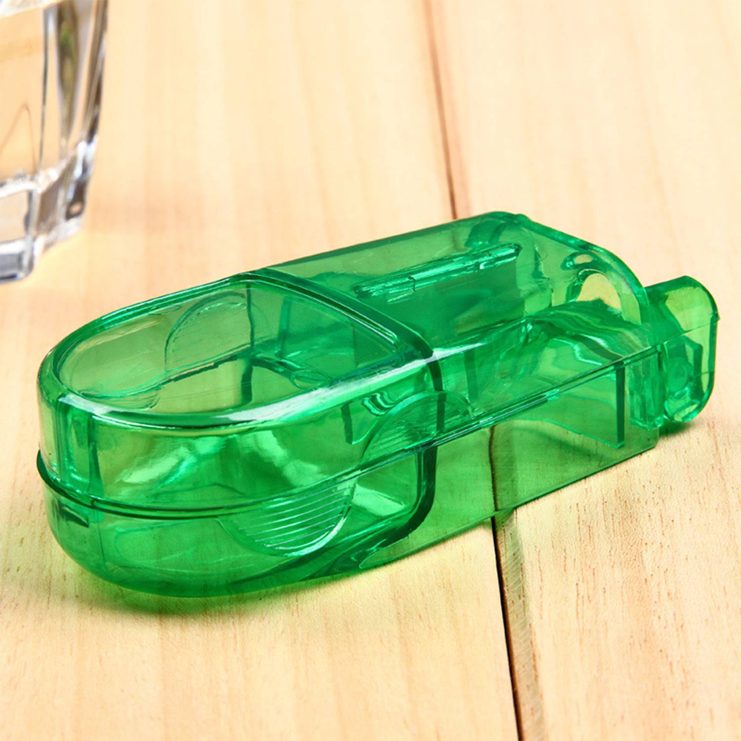Transparent Cutting Pill Boxes for the Elderly 5