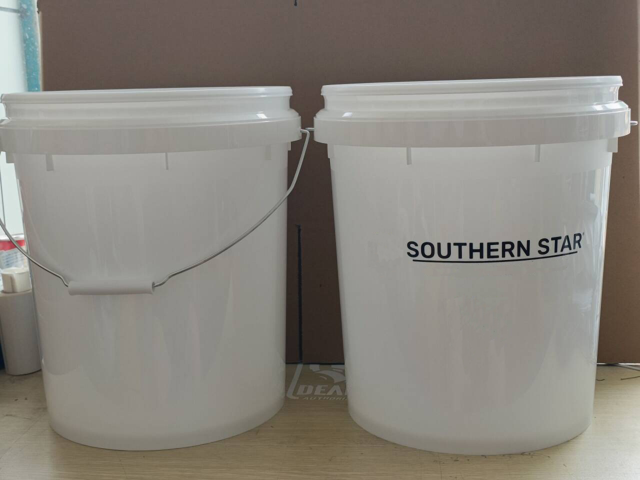 5 Gallon Bucket With Handle 2