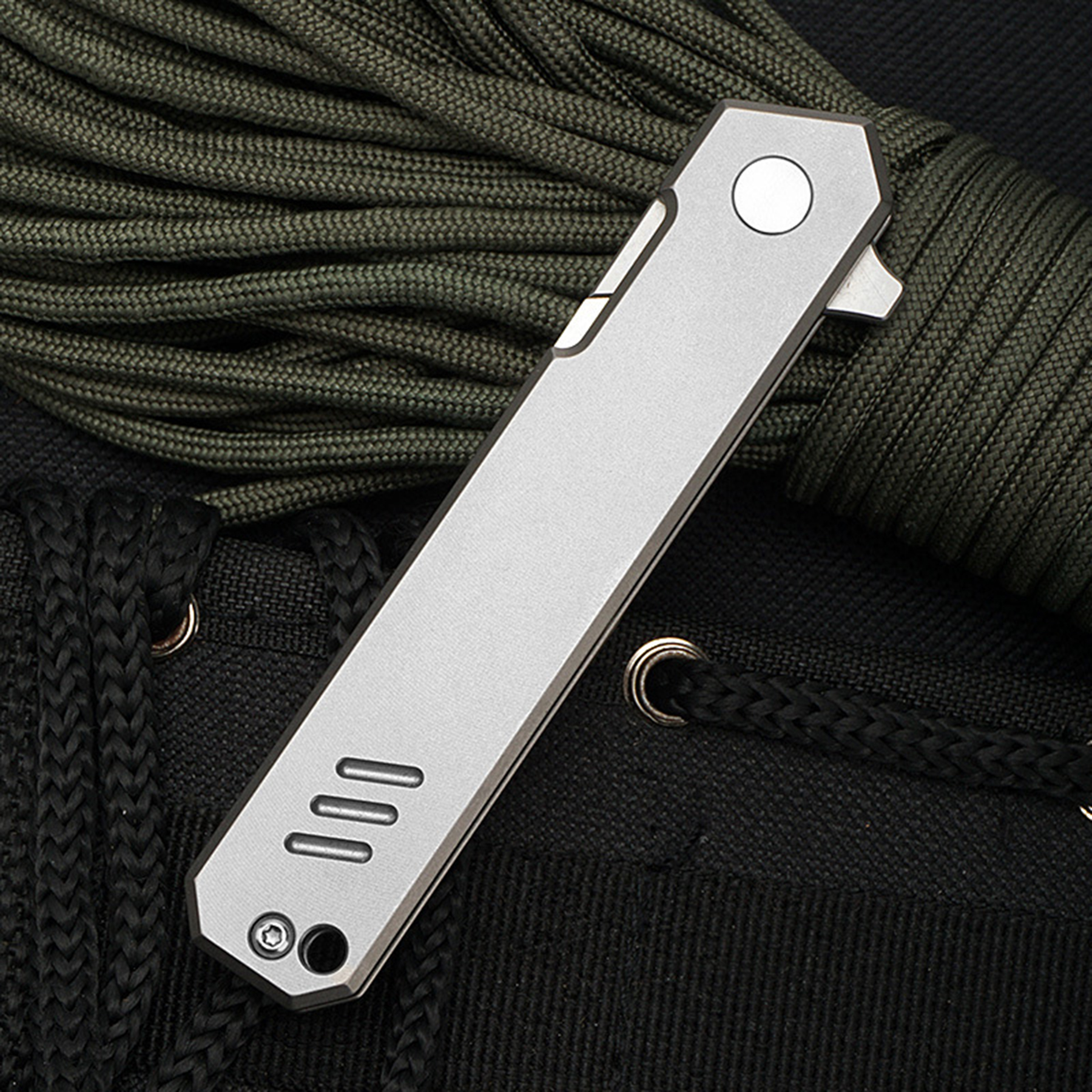 Foldable Knife With Titanium Handles 2