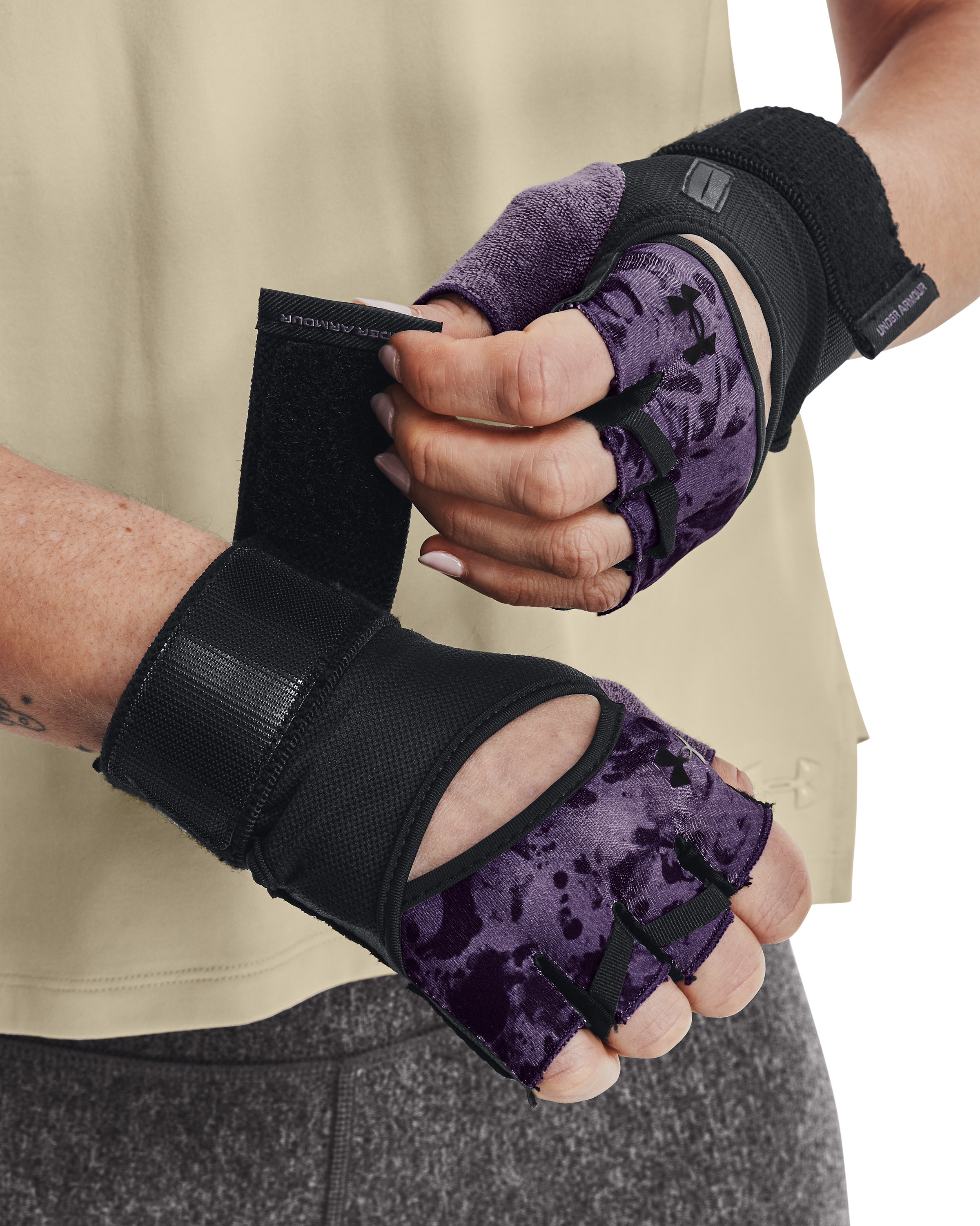 UA Weightlifting Women's Gloves 1