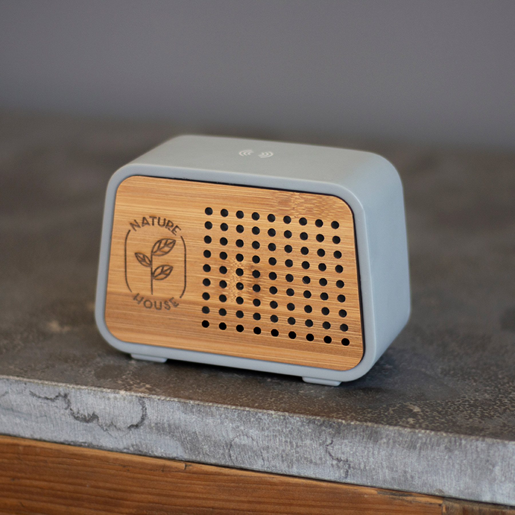 Temblor™ Speaker + Wireless Charger 7