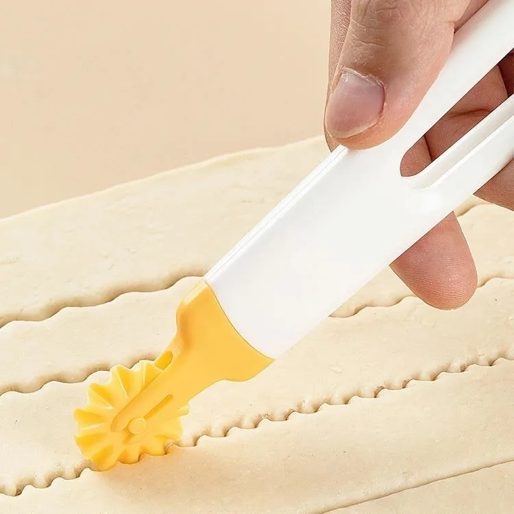 4-In-1 Roller Cutter - Versatile Kitchen Tool 3
