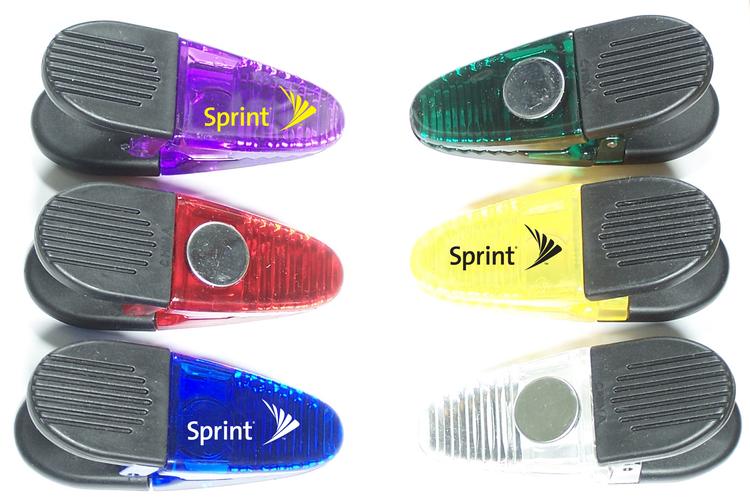 Jumbo size magnetic memo clip holder with strong grip