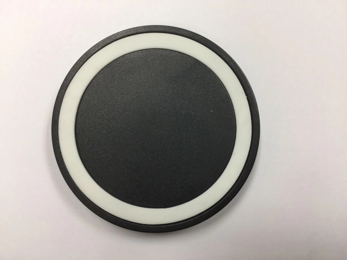 10W universal wireless charging pad for Qi-compat. devices 4