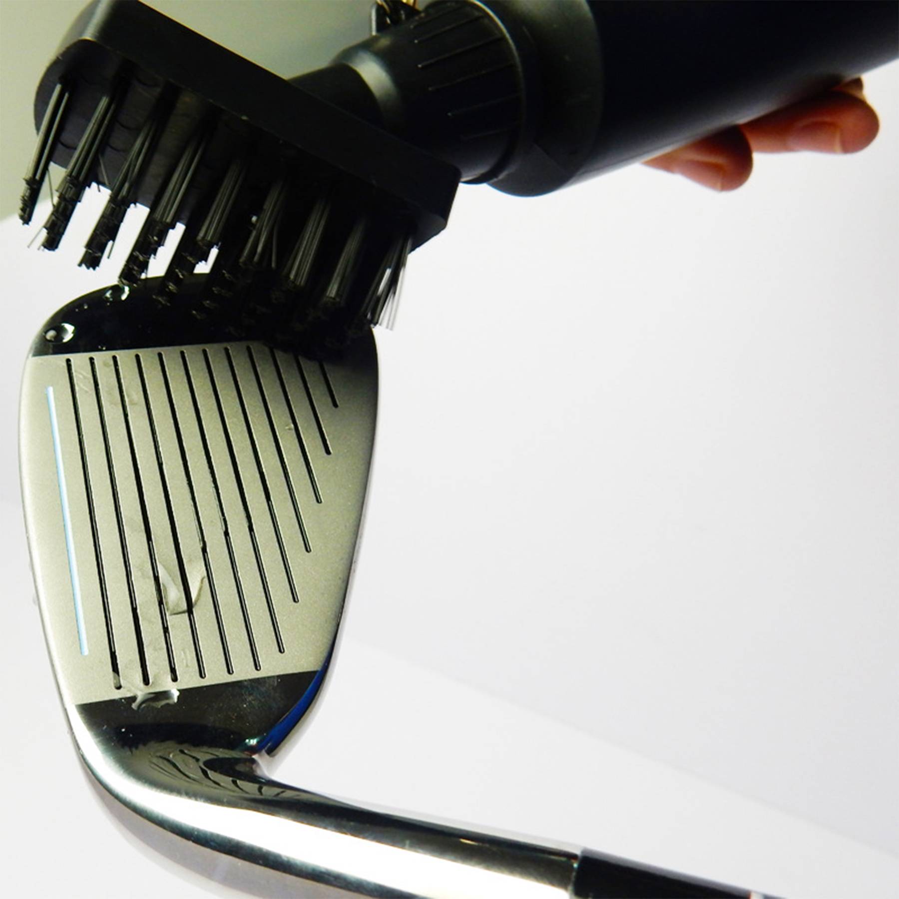 Automatic water-discharging golf club cleaning brush 3