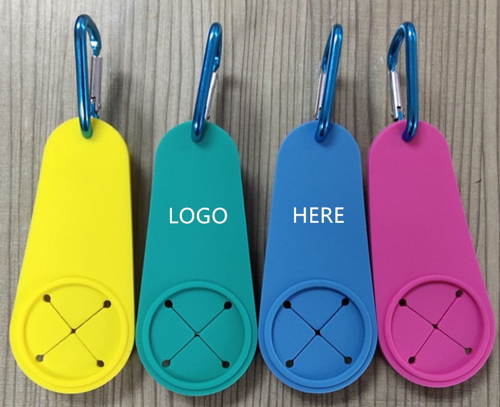 Silicone Towel Buckle with a 45mm Silver Carabiner 2