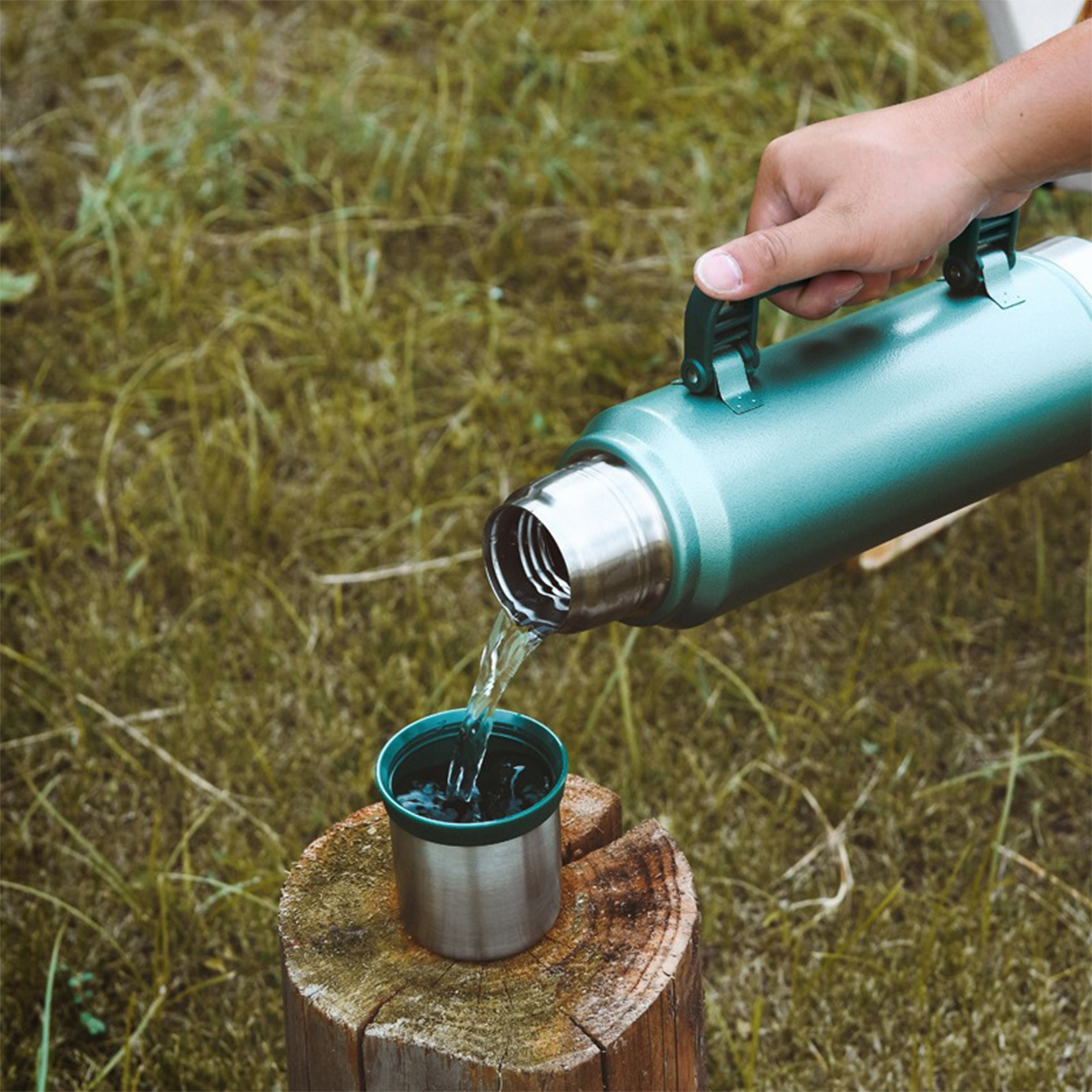 Durable 44OZ Insulated Stainless Steel Bottle 1