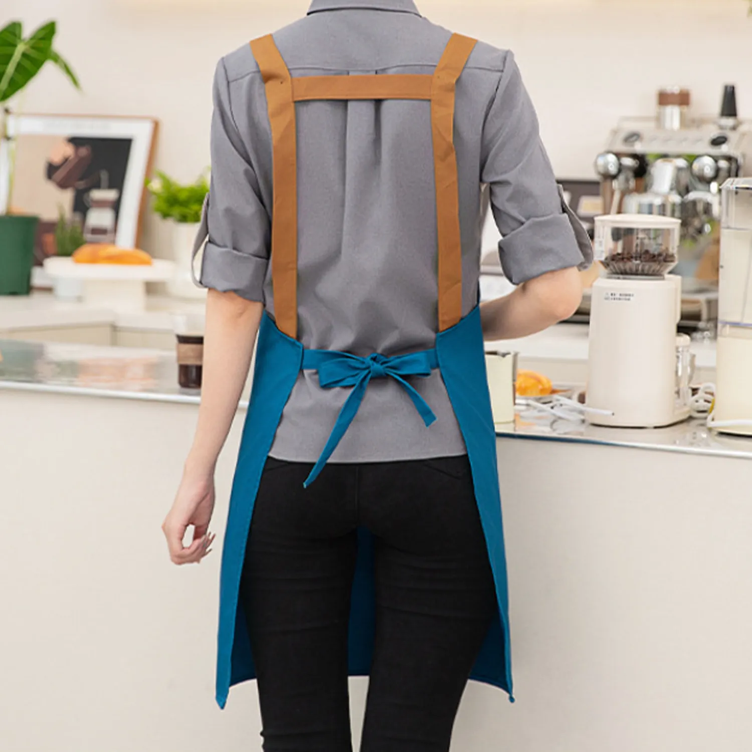 Multifunctional Apron with Adjustable Neck Strap and Pockets 3