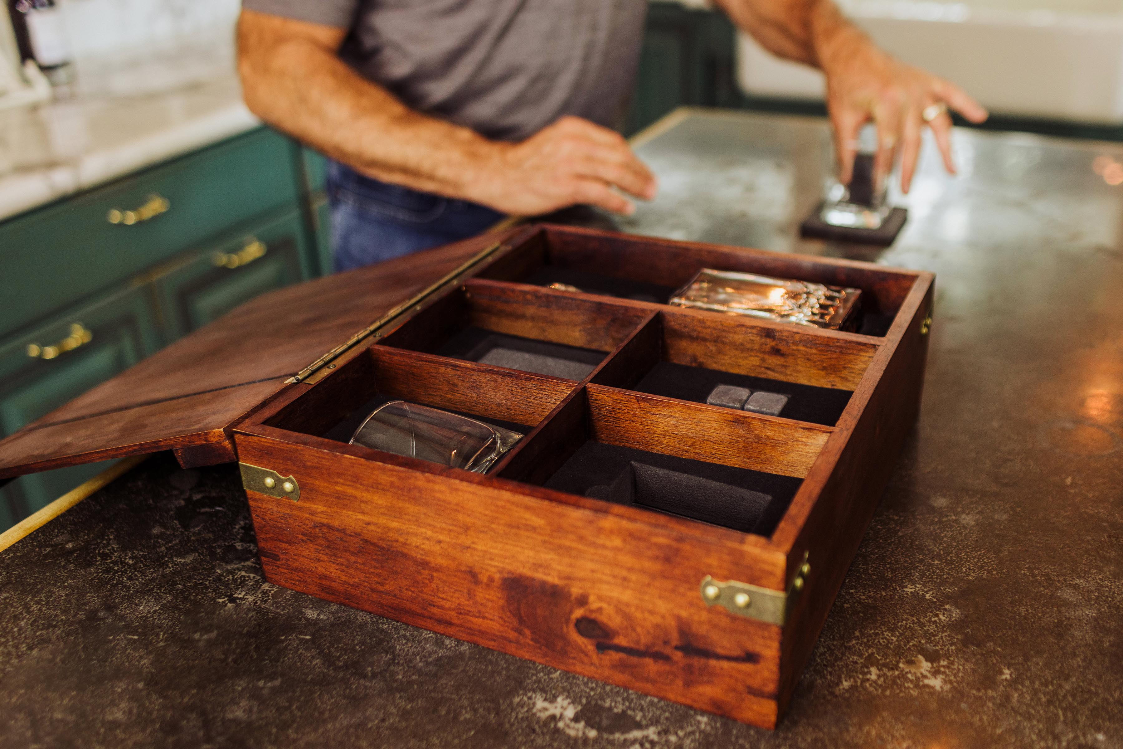 Whiskey Box Gift Set with Decanter 3