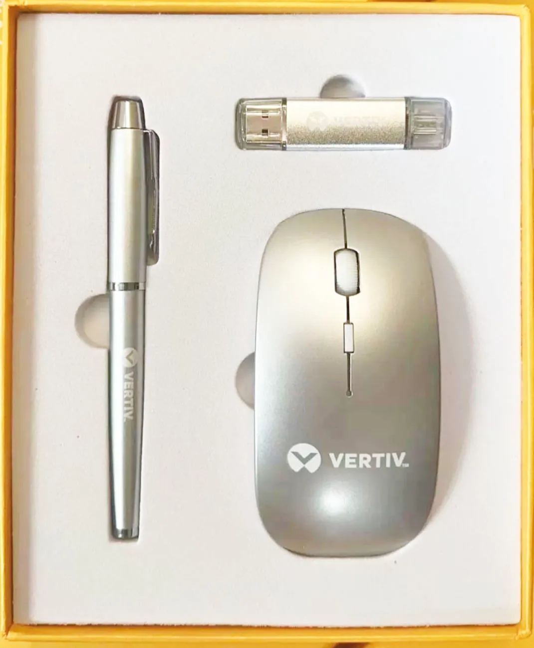 Custom Luxury Gift Set, USB Drive, Mouse, and Pen 2