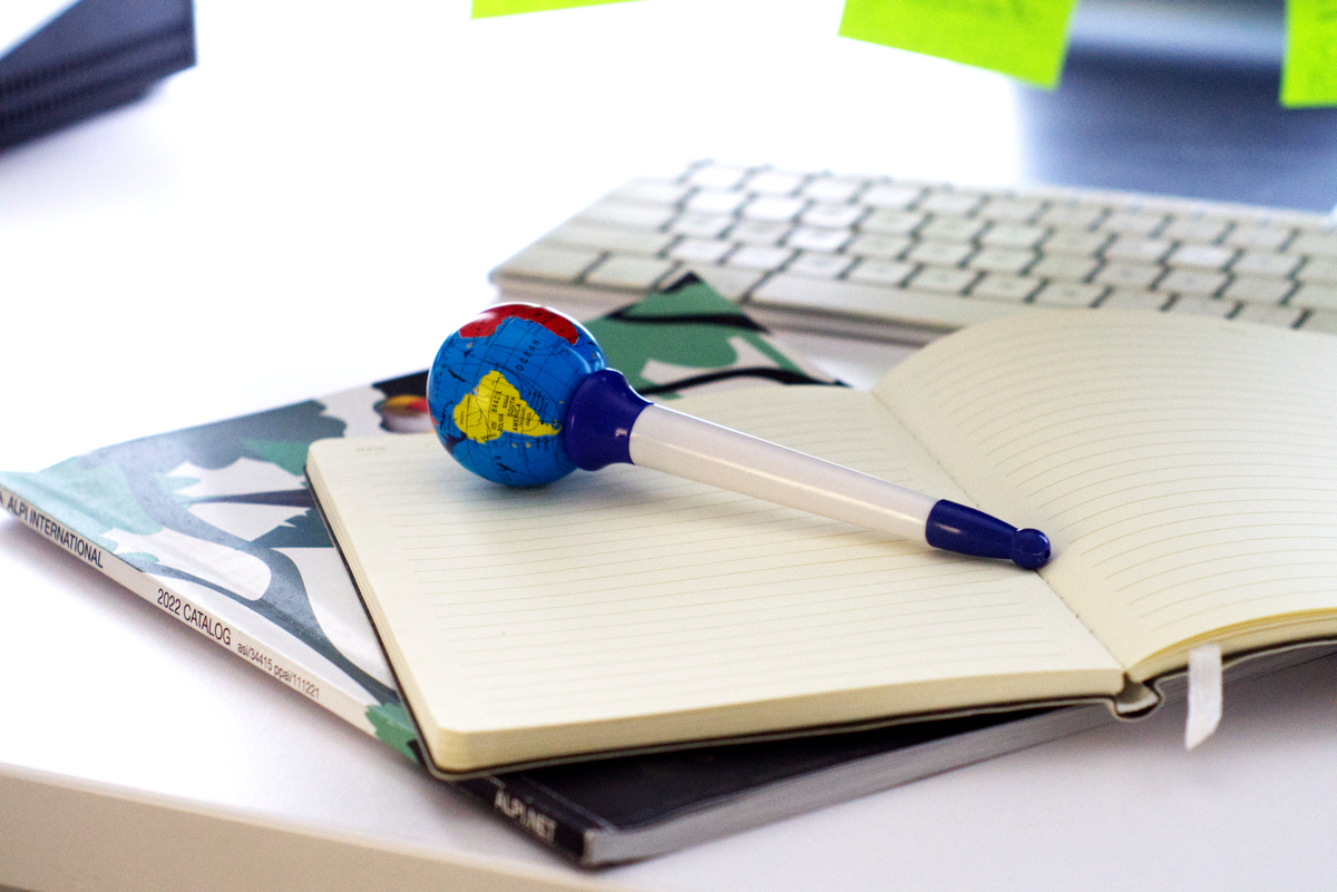 Rotating Globe Pen 2